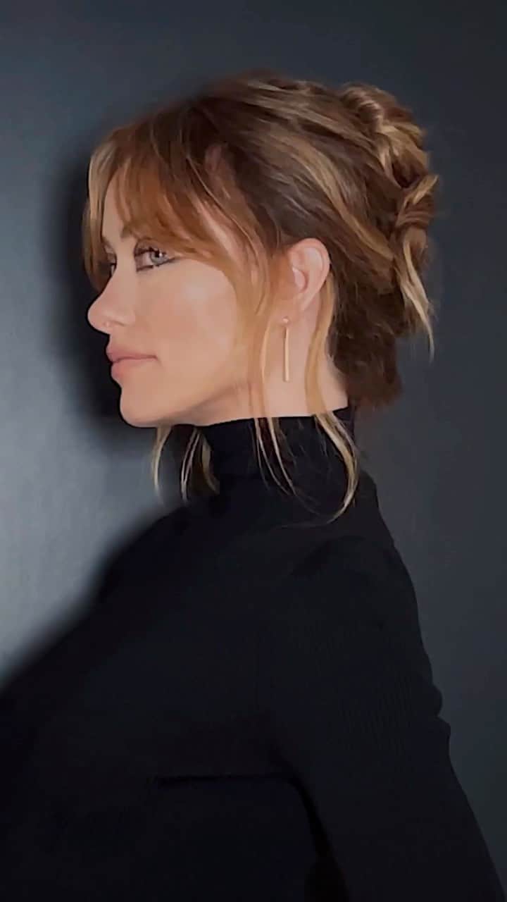 マラ・ロザックのインスタグラム：「OLIVIA thrown up with a bang🤍 Hair✂️ me!  Stun make up @missjobaker  Styling @karlawelchstylist」