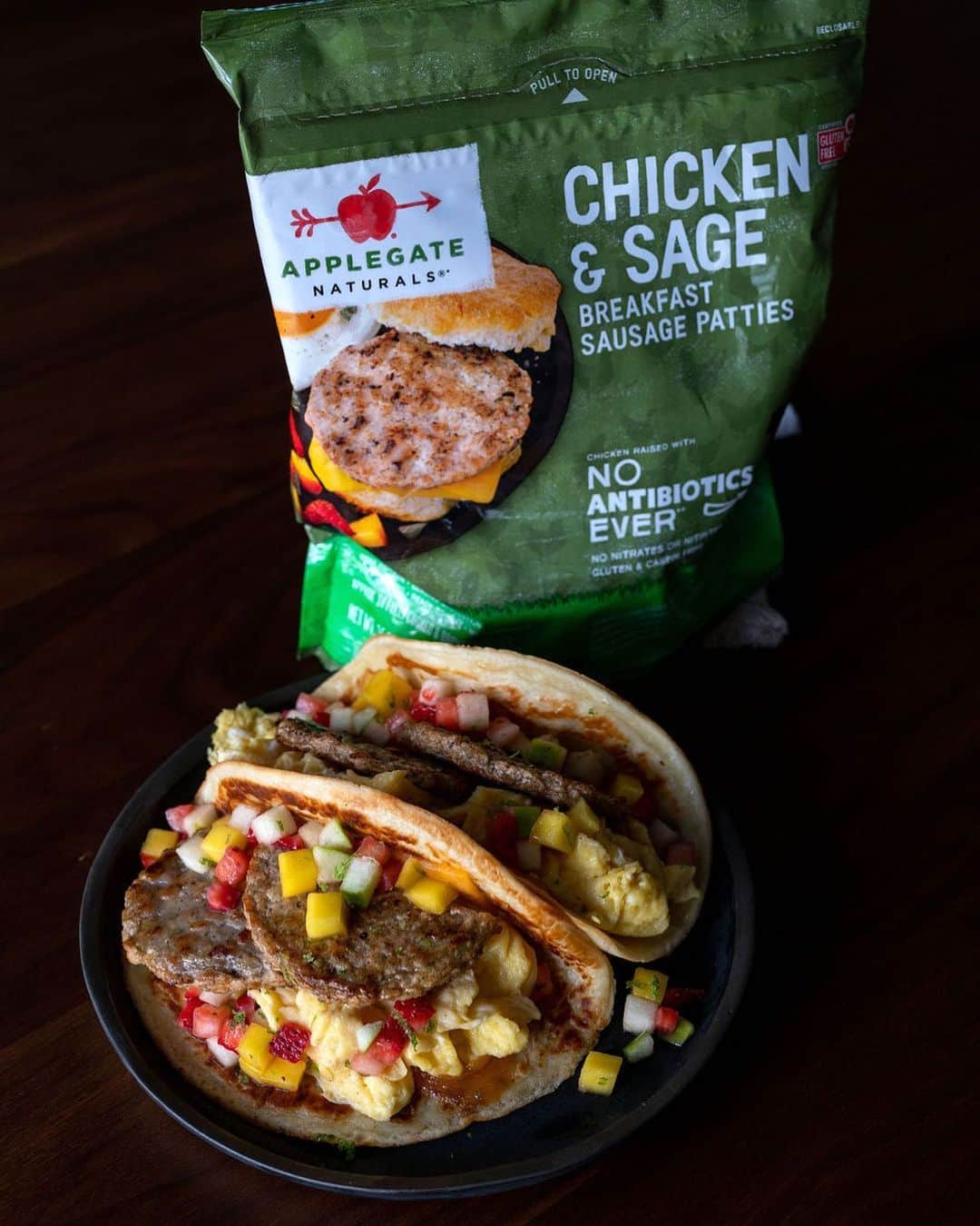 ティファニー・ティーセンのインスタグラム：「Hit the breakfast sweet spot 🙌 My pancake breakfast tacos with @Applegate Chicken and Sage Sausage Patties, with a fruit salsa topping, are the perfect combo of sweet and savory.  A well-rounded and balanced breakfast I say. Head to the @Applegate website for the recipe. #linkinbio」
