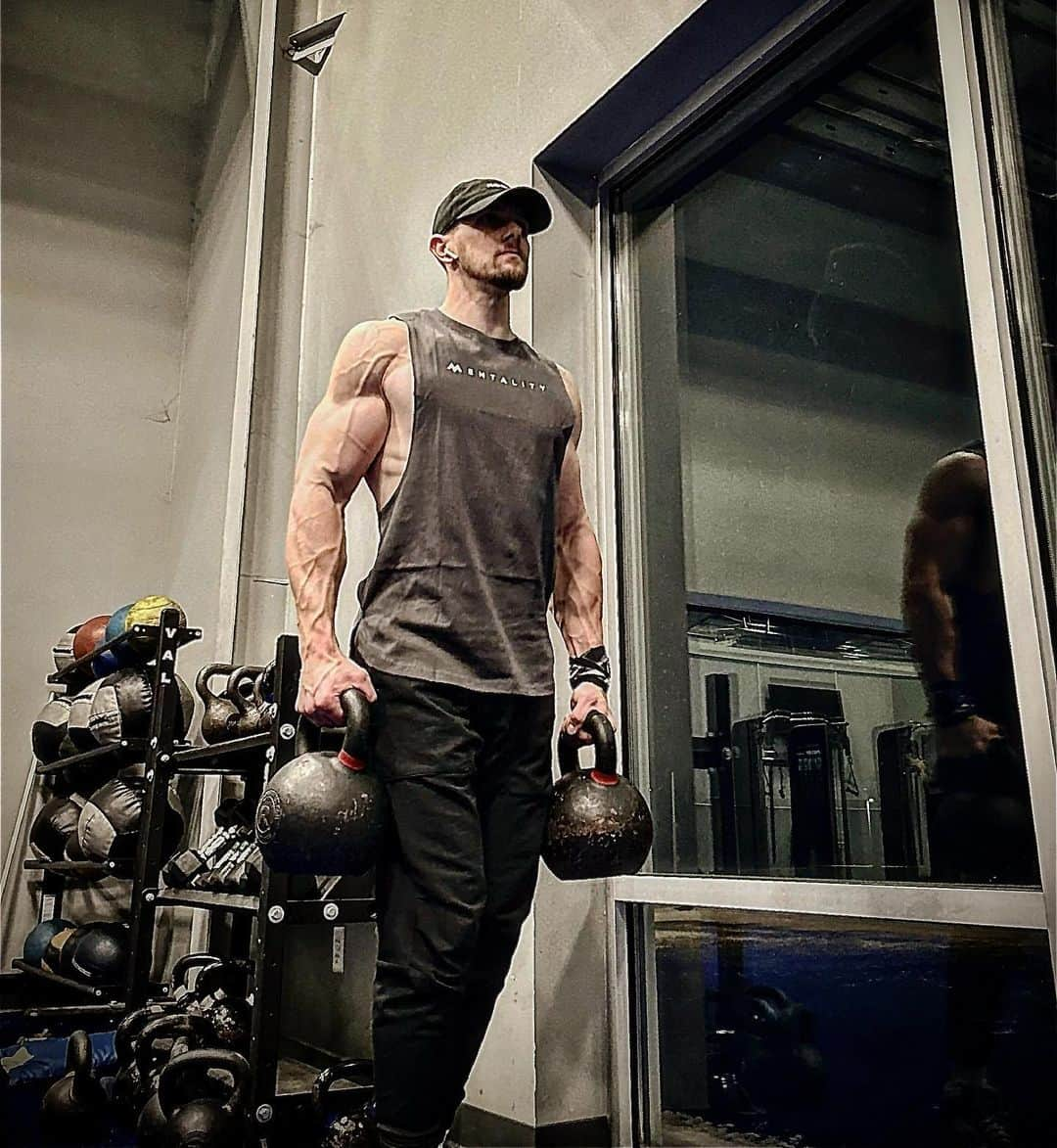 ライアン・ルアさんのインスタグラム写真 - (ライアン・ルアInstagram)「Another year older, another year stronger.  Keep evolving 🧪💪🏻 #33 Blessed is an understatement 🙏🏻  #lab #work #fitness #strengthtraining #evolution #lift #aesthetic #morningworkout #levelup」3月23日 5時31分 - ryan_rua