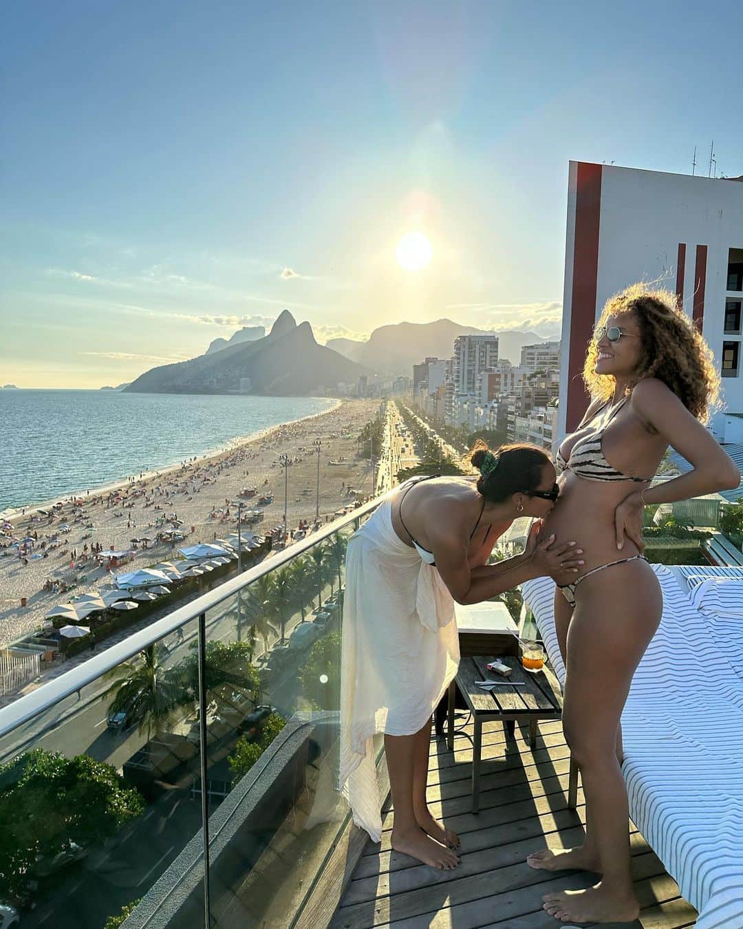 ライス・リベイロのインスタグラム：「Came two days to Rio to see my bff and my niece 😍🤰🏽🫶🏽」