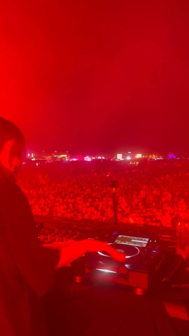 アリソン・ワンダーランドのインスタグラム：「nerding out at @lollapaloozaar Argentina 🇦🇷 with Nicki x RL Grime 💅」