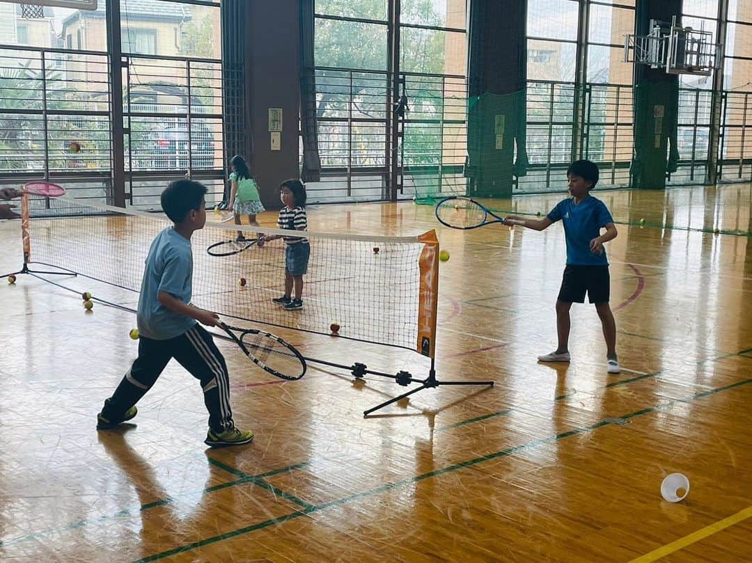 岡本聖子さんのインスタグラム写真 - (岡本聖子Instagram)「今日も楽しかったー。 ほんとにほんとに楽しかった🥹  みんなの一生懸命をありがとう。  聖子コーチは幸せだなぁ🥰  みんなそれぞれ一つ学年が上がります。  鼻息荒く4月からレッスンを 予定してくれている子もいれば、  もちろん、通えなくなる子も、色々、、、 でも大丈夫。  「テニス」を知ってもらうことが1番！  どこかでまたテニスに出会う時が来るかもしれないし 先のことは誰にもわからないけど  ＼テニス＝楽しい／  と身体や心が覚えてくれていたなら とっても嬉しいな🫶  次の4月からは  幼児クラス14:30〜15:15  小学低学年15:25〜16:25 小学高学年15:25〜16:55  以上のクラス分けになります．  私的なテニスにおすすめしたいお子さんタイプ ・スポーツは苦手 ・争い事苦手 ・走るの苦手 ↑こう言うタイプの子に結構ハマります✨  その反面、  テニスは実は難しく奥深い競技だから、 トップアスリートの選手が リハビリやオフシーズンのトレーニングに テニスを選ぶ事も多いので、  王道のサッカーや野球をしている 運動神経バリバリの子にも セカンドスポーツとしてもおすすめです．  女子にも人気. 私がいつも可愛いテニスウェアを着るべきか??!!w 幼稚園が終わって可愛いお洋服に着替えて 参加してくれる子が多いです👗✨ 私はいつもそれを見るのが実はとても楽しみ👀❤️ おっと人気なそれだけじゃなくて ソフトに打つイコールラリーが繋がる ↑これ女子が得意 男の子はゲーム要素（駆け引き）にハマり 女子はラリー能力にハマる！  テニスはなんせ、頭を使います. 相手のことを常に考えます、観察します． 自分で決めます、瞬時に選択を強いられます。  レベルが上がれば、瞬発力も持久力も必要です。  いやーテニスって本当素晴らしい競技です👏  特にかっちりきっちりフォームは教えたりしません． 基本的には自由です. 伝え方の基本は 見て学ぶ 真似るです．  無理強いしません.  本人のやりたい!!!! で参加してくださいね👍  また定期的にアウトドアでもやりたいし、 イベント的に普段来れない子にも 来てもらえるような形を考えまーす‼️  曜日や時間、リクエストあればDMなども お待ちしてますね💌  では、次回は4/12.26です。 また元気に会いましょう👋  #あきる野市 #日の出町 #プロテニスコーチ #テニス　 #キッズテニス #キッズテニスレッスン #課外学習 #テニス女子」3月23日 5時43分 - seiko_okamoto_official