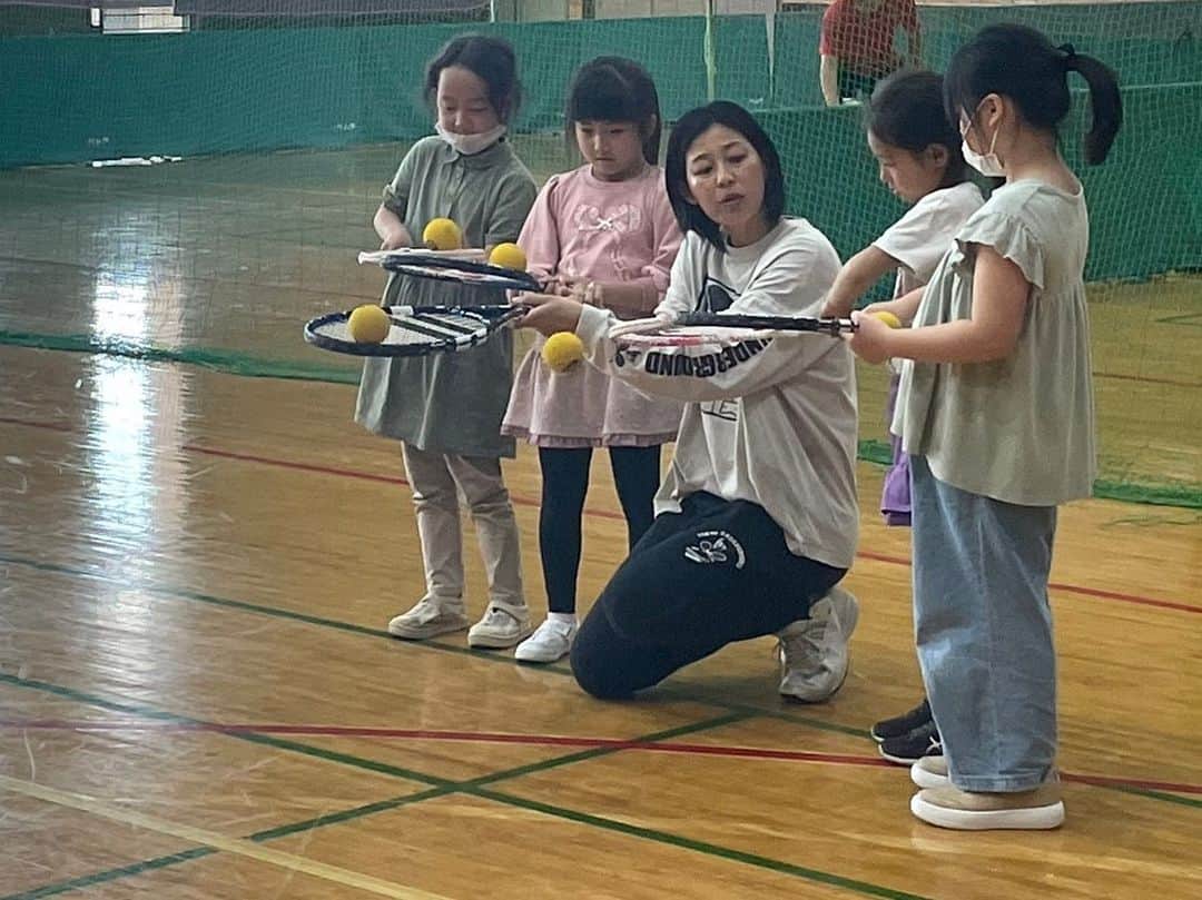 のインスタグラム：「今日も楽しかったー。 ほんとにほんとに楽しかった🥹  みんなの一生懸命をありがとう。  聖子コーチは幸せだなぁ🥰  みんなそれぞれ一つ学年が上がります。  鼻息荒く4月からレッスンを 予定してくれている子もいれば、  もちろん、通えなくなる子も、色々、、、 でも大丈夫。  「テニス」を知ってもらうことが1番！  どこかでまたテニスに出会う時が来るかもしれないし 先のことは誰にもわからないけど  ＼テニス＝楽しい／  と身体や心が覚えてくれていたなら とっても嬉しいな🫶  次の4月からは  幼児クラス14:30〜15:15  小学低学年15:25〜16:25 小学高学年15:25〜16:55  以上のクラス分けになります．  私的なテニスにおすすめしたいお子さんタイプ ・スポーツは苦手 ・争い事苦手 ・走るの苦手 ↑こう言うタイプの子に結構ハマります✨  その反面、  テニスは実は難しく奥深い競技だから、 トップアスリートの選手が リハビリやオフシーズンのトレーニングに テニスを選ぶ事も多いので、  王道のサッカーや野球をしている 運動神経バリバリの子にも セカンドスポーツとしてもおすすめです．  女子にも人気. 私がいつも可愛いテニスウェアを着るべきか??!!w 幼稚園が終わって可愛いお洋服に着替えて 参加してくれる子が多いです👗✨ 私はいつもそれを見るのが実はとても楽しみ👀❤️ おっと人気なそれだけじゃなくて ソフトに打つイコールラリーが繋がる ↑これ女子が得意 男の子はゲーム要素（駆け引き）にハマり 女子はラリー能力にハマる！  テニスはなんせ、頭を使います. 相手のことを常に考えます、観察します． 自分で決めます、瞬時に選択を強いられます。  レベルが上がれば、瞬発力も持久力も必要です。  いやーテニスって本当素晴らしい競技です👏  特にかっちりきっちりフォームは教えたりしません． 基本的には自由です. 伝え方の基本は 見て学ぶ 真似るです．  無理強いしません.  本人のやりたい!!!! で参加してくださいね👍  また定期的にアウトドアでもやりたいし、 イベント的に普段来れない子にも 来てもらえるような形を考えまーす‼️  曜日や時間、リクエストあればDMなども お待ちしてますね💌  では、次回は4/12.26です。 また元気に会いましょう👋  #あきる野市 #日の出町 #プロテニスコーチ #テニス　 #キッズテニス #キッズテニスレッスン #課外学習 #テニス女子」