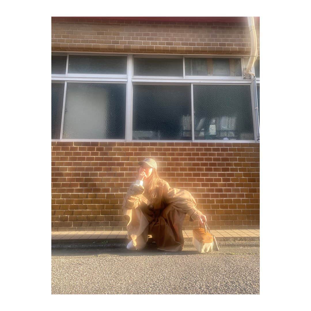 藤田敦子さんのインスタグラム写真 - (藤田敦子Instagram)「ㅤ 📷 @maki_kiriyama  マキさんのハンドクリームにより いい感じにぼやけたらしいです笑👍 　 気づけばヤンキースタイルで 普通に立石の道端に座ってました。  #ヤンキー顔と良く言われる」3月23日 6時09分 - blenda0305
