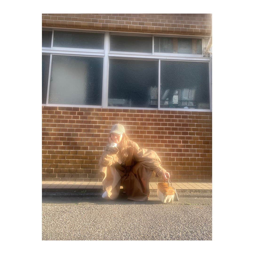 藤田敦子のインスタグラム：「ㅤ 📷 @maki_kiriyama  マキさんのハンドクリームにより いい感じにぼやけたらしいです笑👍 　 気づけばヤンキースタイルで 普通に立石の道端に座ってました。  #ヤンキー顔と良く言われる」