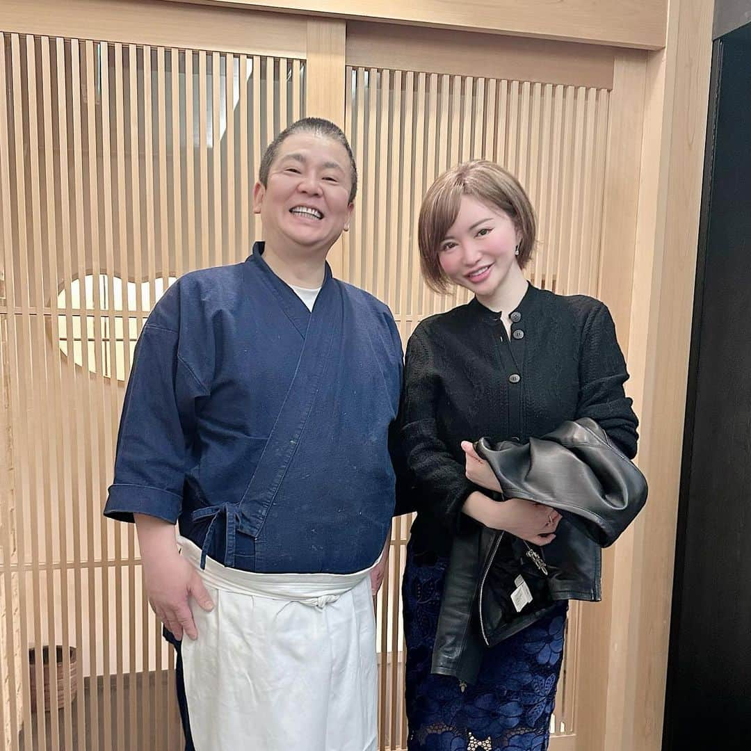 里美ゆりあのインスタグラム：「鮨さえ喜さんで美味しいお寿司🍣食べさせて頂きました😊  クロムハーツ好きな大将😄 私もかつてクロム教だったので わかりみが過ぎる✨  ご紹介して頂いた　@myu0209  ちゃんありがとう😊  #鮨 #さえ喜 #ありがとうございました #魚 #大好き #銀座」