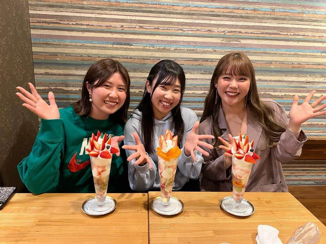 のインスタグラム：「3人の女子会（？）❤️  大好きなうどんからのパフェ🍓🍊  #全て食事1時間で終了 #みんなと急いで食べて気付いた #なな食べるの早かった #早い自覚あんまりなかったけど #めっちゃ早い笑」