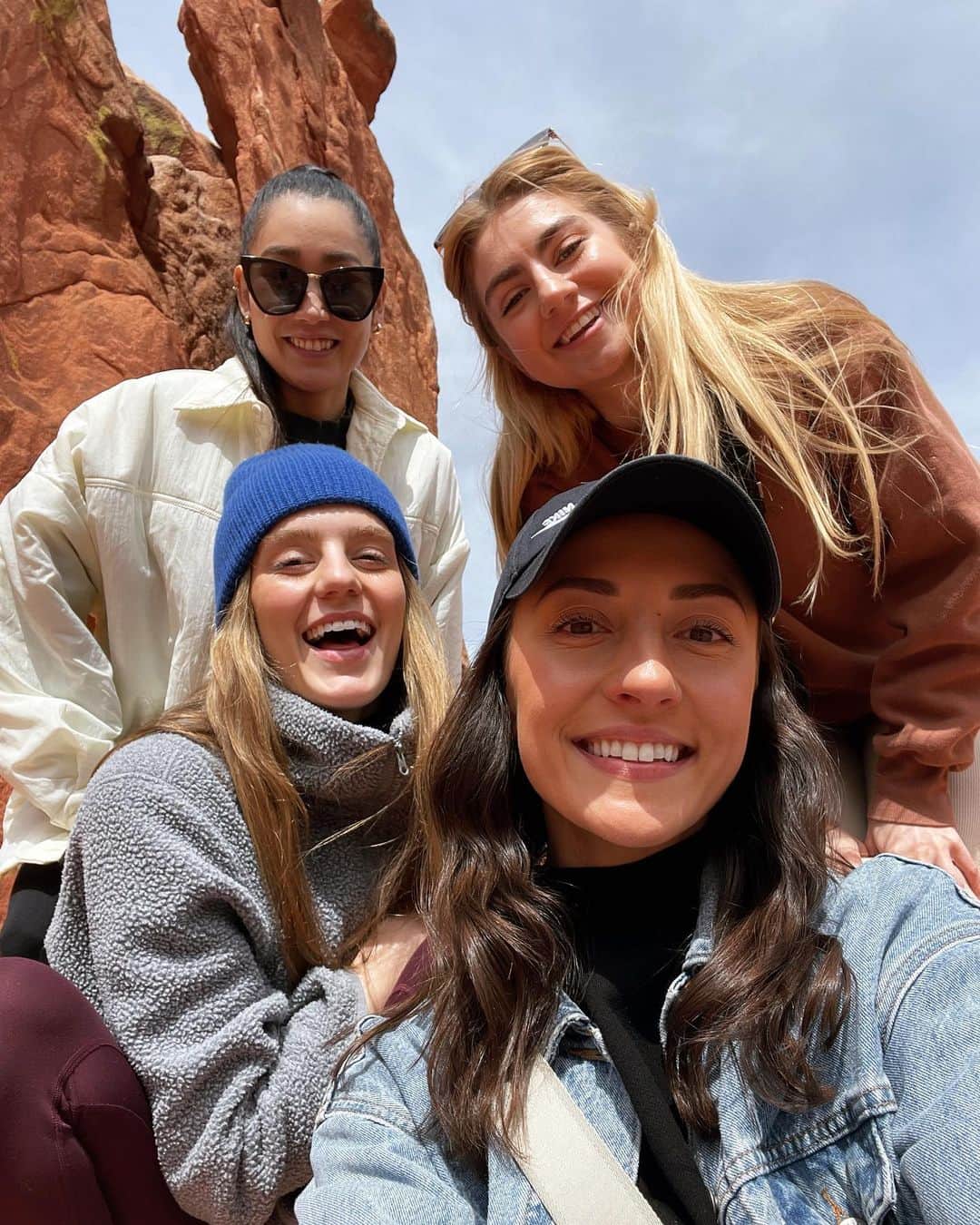 アナスタシア・オルソンのインスタグラム：「Beautiful day with my beautiful tings 🏔️」
