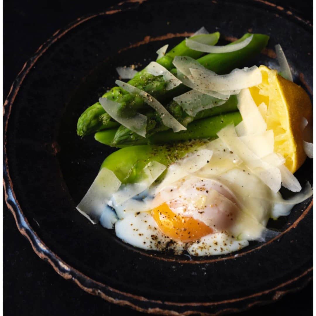 journaleatripさんのインスタグラム写真 - (journaleatripInstagram)「Soft Boiled Egg  温泉卵をたくさん作っておくとなにかと重宝。 オーブンで一度にたくさん作っておく。  茹でアスパラ、ブロッコリー何でもござれで 卵ソース。  詳しくは @aeg_japan_official   #万歳温泉卵  photo @ito_tetsuya  styling @nakazatomariko」3月23日 6時32分 - eatripjournal