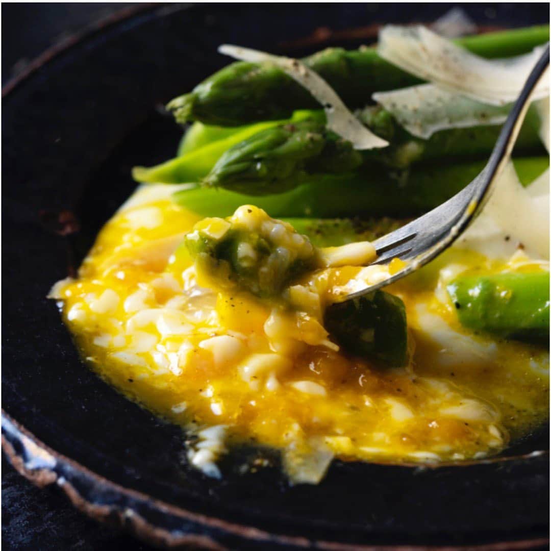 journaleatripのインスタグラム：「Soft Boiled Egg  温泉卵をたくさん作っておくとなにかと重宝。 オーブンで一度にたくさん作っておく。  茹でアスパラ、ブロッコリー何でもござれで 卵ソース。  詳しくは @aeg_japan_official   #万歳温泉卵  photo @ito_tetsuya  styling @nakazatomariko」