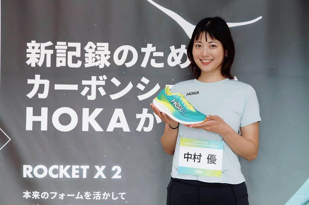 のインスタグラム：「HOKA ROCKET X2発売を記念したイベントBreak Your Limit〜HOKA ROCKET X2 1mile Challenge〜@夢の島競技場🏟 HOKA ROCKET X2はエリートランナー向けのカーボンプレート入りレースシューズ です🔥  極寒の雨の中、走るタイミングだけ雨が止むという奇跡✨🧚‍♀️ そんな天気の中でも映えるHOKA ROCKET X2 💚💛  この日は走れなかったのでスターター、応援に回りましたが、HOKA ROCKET X2 で駆け抜ける皆さんの走りがカッコ良すぎて大興奮でした🔥 📷 @aoi.bashi  @hoka_japan #HOKA #ホカラン #FlyHumanFly」