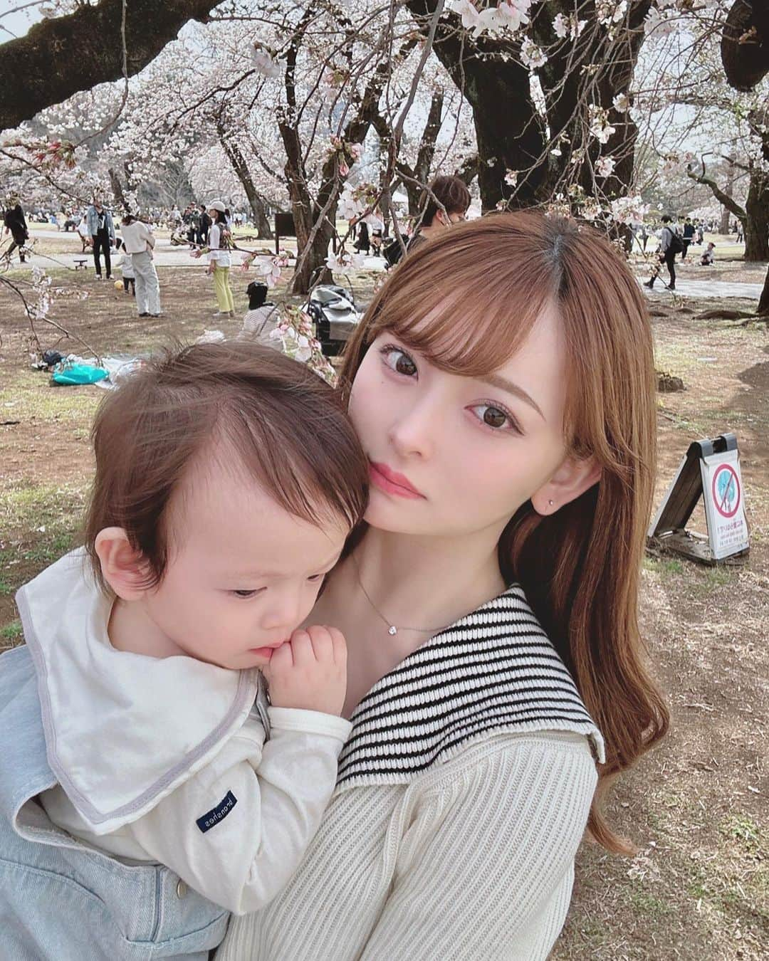 黒崎みさのインスタグラム：「はじめてのお花見🌸🌸 ⁡ うちの子達場所見知り激しいから 大丈夫かな？と心配だったけど友達２人に 助けられて楽しいお花見になりました ⁡ #お花見 #お花見日和 #新宿御苑 #双子 #mdツイン #twins #twinsbaby #twinsboys #子連れおでかけ」