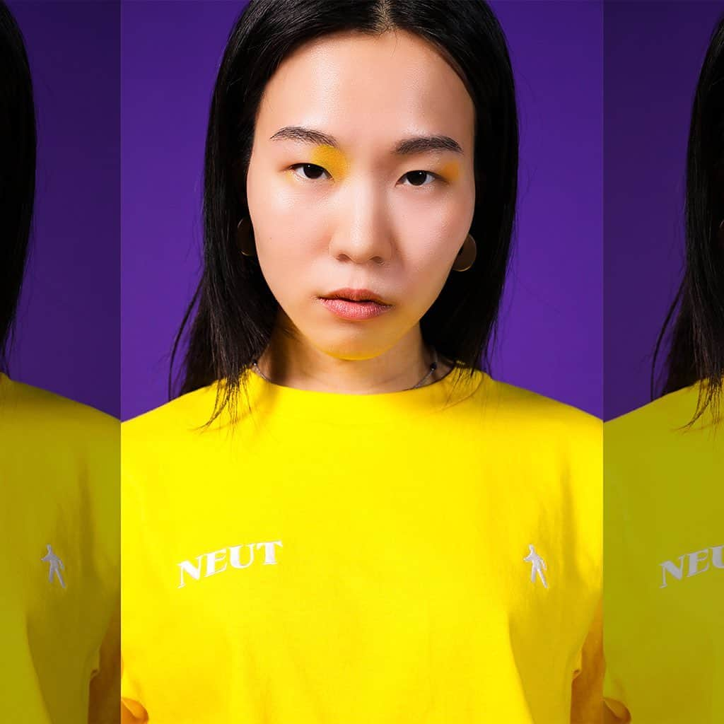 Printstarのインスタグラム：「NEUT MagazineがTシャツを制作「肌の色へのプライドを取り戻す」  「先入観に縛られないニュートラルな視点」を届けていくメディア・NEUT Magazineは2022年、日本国内外で起こっているアジア人差別に目を向け、日本以外のアジアの国や日本の少数民族にルーツを持つ人々を特集した雑誌『ISSUE 2022 Yellow Light』を出版した。  「海外ではアジア人を指す差別的な言葉として『イエロー』が使われることがある。そこであえてそのキーワードを使って声をあげていくことで、自分たちのルーツを祝福し、いまだに根強く残る差別を可視化することができるのではないだろうか」（編集長・平山潤さん）  今回制作したTシャツは、そんな雑誌の出版にあわせて手がけた、アジア人をエンパワーメントするためのコミュニティウェア。「自分たちの肌の色へのプライドを取り戻す」というメッセージを込めて、鮮やかなイエローをボディの色に選んだ。  NEUT Magazine（ニュートマガジン） 「先入観に捉われないニュートラルな視点」を届けるメディア。マスメディアでは取り上げることがタブーとされるようなトピックや人に光を当てた記事を発信している。  #printstar #glimmer #NEUT #メディア #YellowLight #アジア #コミュニティTシャツ #プリンタブルウェア #オリジナルウェア #オリジナルTシャツ #differentcolors」