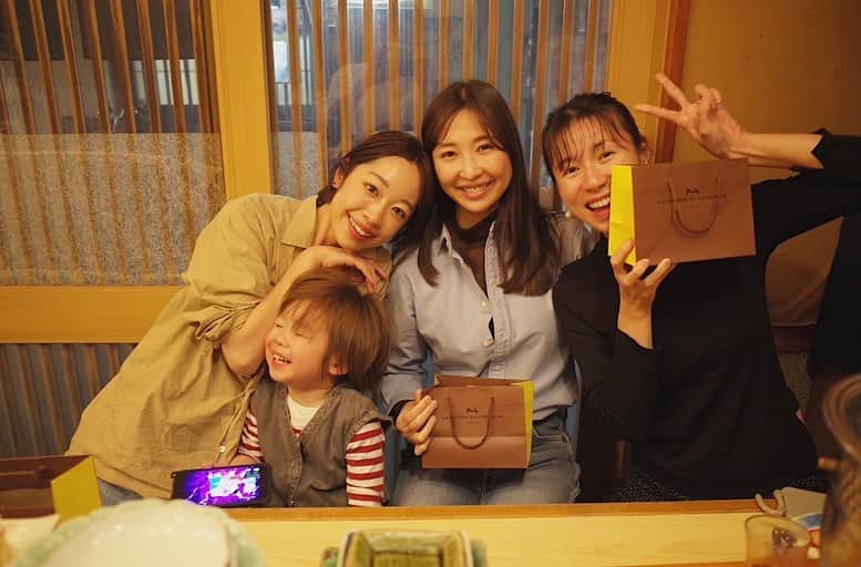 黒澤かなえのインスタグラム：「先日、東京の姉妹たちと大前へ    2人をお店に連れていくのがこんなに遅くなってしまったんだけど、楽しんでくれて嬉しかったよ〜🤍  季月も営業中初の大前！！ パパの姿が嬉しかったのか、美味しかったのか、いや、どちらもかな！ビックリするほど食べてたねぇ🥹🫰🏻  そしてこの日はサプライズでながちゃんとグランパのダブルお祝いデー🎈 ながちゃん、本当におめでとうだよ〜！カンパーイ！！🍺  というかんじに 盛りだくさんの良き夜🌙  久しぶりにお店に立つよっちゃんとおとうさんを見れて嬉しかったし、この日ご一緒させていただいたお客さまたちも温かくて、なかには12年ぶりというお客さまも！  身内ではあるけれど改めていい店です✨ ご馳走さまでした😆  帰りにお茶して、ながちゃんにだいすきなポケモンの話をたくさん聞いてもらってご満悦だった季月。よほど嬉しかったようで今朝もながちゃんとのこの日の話、思い出してしてたよ〜🤣🫶🏻  2人とも〜ありがとね〜！ またすぐー！  ．  #鮨大前#日比谷 #鮨」
