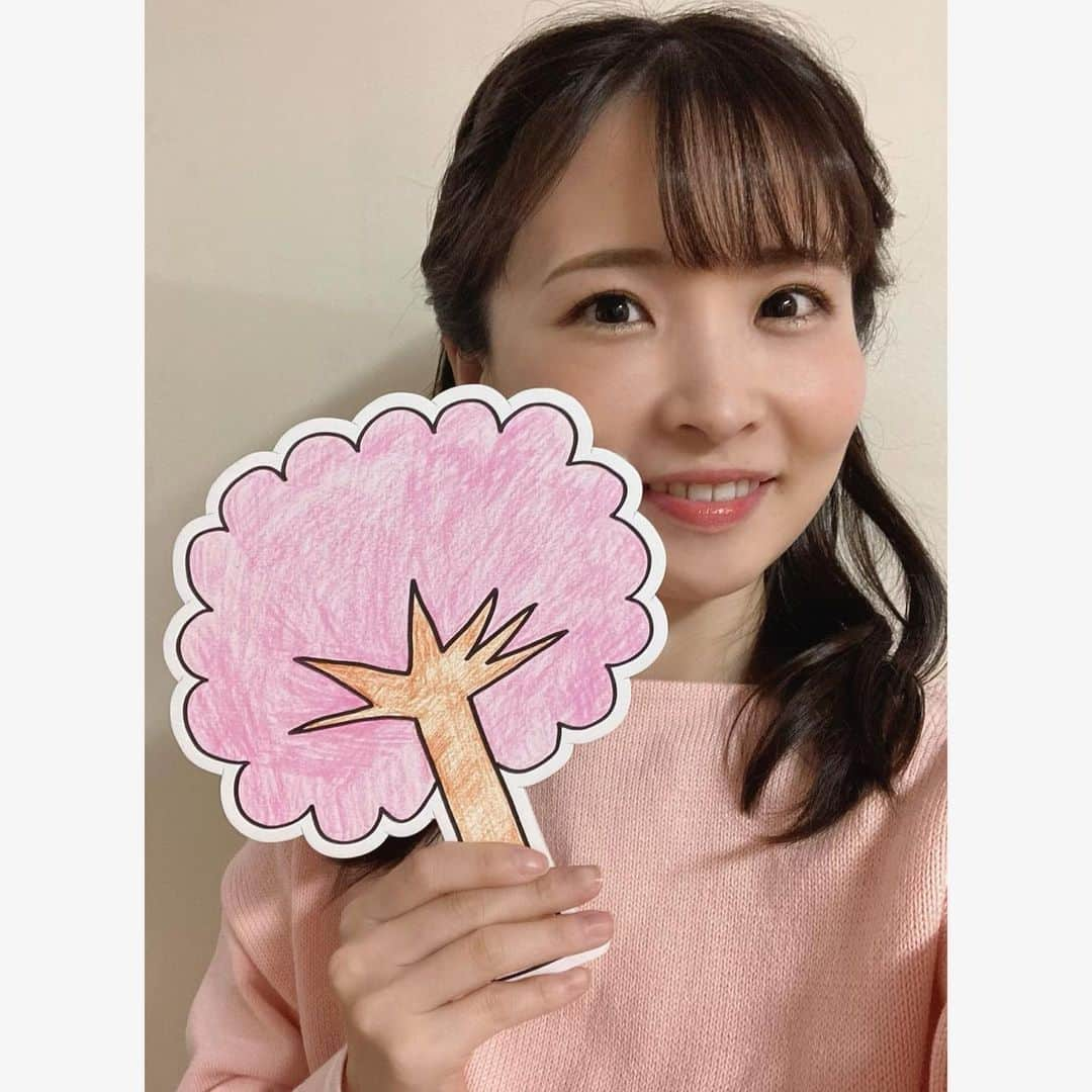 田中美都（気象予報士）さんのインスタグラム写真 - (田中美都（気象予報士）Instagram)「𖤣𖥧𖥣𖡡𖥧𖤣 きょうからNHK渋谷の気象予報士が出演する 新しいコンテンツ、 【ナゼ？ナニ？天気】が始まりました🌦 天気の不思議を、短い動画で 分かりやすく解説していますよ〜！  初回は、ニュースウオッチ9の斉田さん、 ニュース7の向笠さん、そして私です🌼 私は桜の話題をお伝えします🌸  番組に出演している時とはちょっと違う、 予報士の姿も見られるかもしれません🤭  「NHK生活•防災」のTwitterから 見ることができるので みなさんぜひチェックしてくださいね〜🦢  #気象予報士 #気象キャスター #天気予報」3月23日 16時08分 - tanaka_mito_