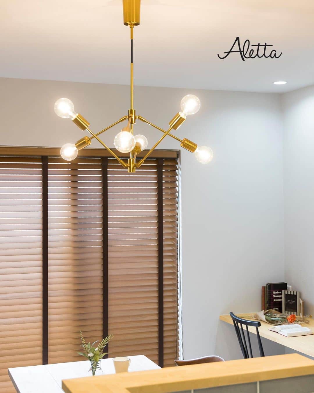 アレッタさんのインスタグラム写真 - (アレッタInstagram)「. お気に入りの照明が照らす ダイニング🍴  ご飯を並べるのも ちょっと楽しい  アレッタのお家は 何気ないひとときを 楽しく感じる工夫が いっぱいです。  . お家の施工例は ホームページからご覧いただけます 👉 @aletta_himeji ． #アレッタ #aletta #姫路 #姫路工務店 #姫路注文住宅 #新築注文住宅 #新築一戸建て #新築 #一軒家 #デザイン住宅 #家づくり #ダイニング照明 #セミオーダー住宅 #照明 #ダイニング　#ペンダントライト　#家」3月23日 16時10分 - aletta_himeji