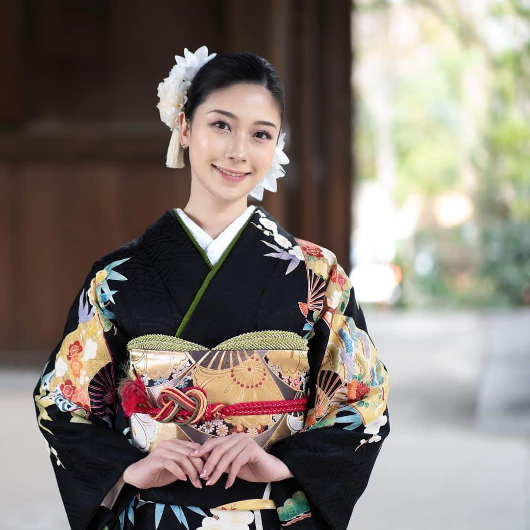 松田和佳のインスタグラム：「家族で京都へ🍃 久しぶりにお気に入りの振袖を着ました✨ 大好きな祖母から譲り受けたもの。これからも大切に着ていきたいな😚  重ね衿と帯揚げはグリーンで合わせてみました！  #京都 #京都観光 #京都旅行 #振袖 #知恩院」