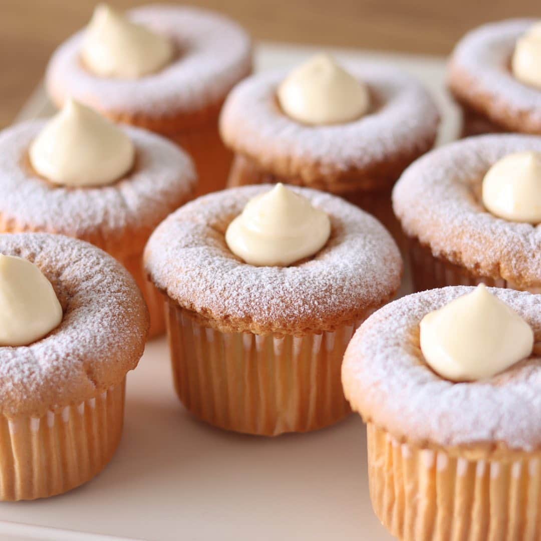 のインスタグラム：「mini chiffon cupcakes🧁  ふわふわミニシフォン🥚 なめらかカスタードクリームがたまらないおやつ🥰 シフォンケーキは米粉で作るのが好き☺️  桜が咲き始めましたが、今日から雨予報☔️ お花見できるかな〜🤔  #homemade #easy #recipe #tutorial #baking #foodstyling #foodporn #food #foodphotography #foodpics #foodgasm #tasty #dessert #inspiration  #おうちカフェ #お菓子作り #手作りケーキ #ケーキ作り好きな人と繋がりたい #手作りお菓子 #cake #sweets #homecafe #homemakecake #instacake #instafood #cakestagram #cakelover #foodie #hidamaricooking」
