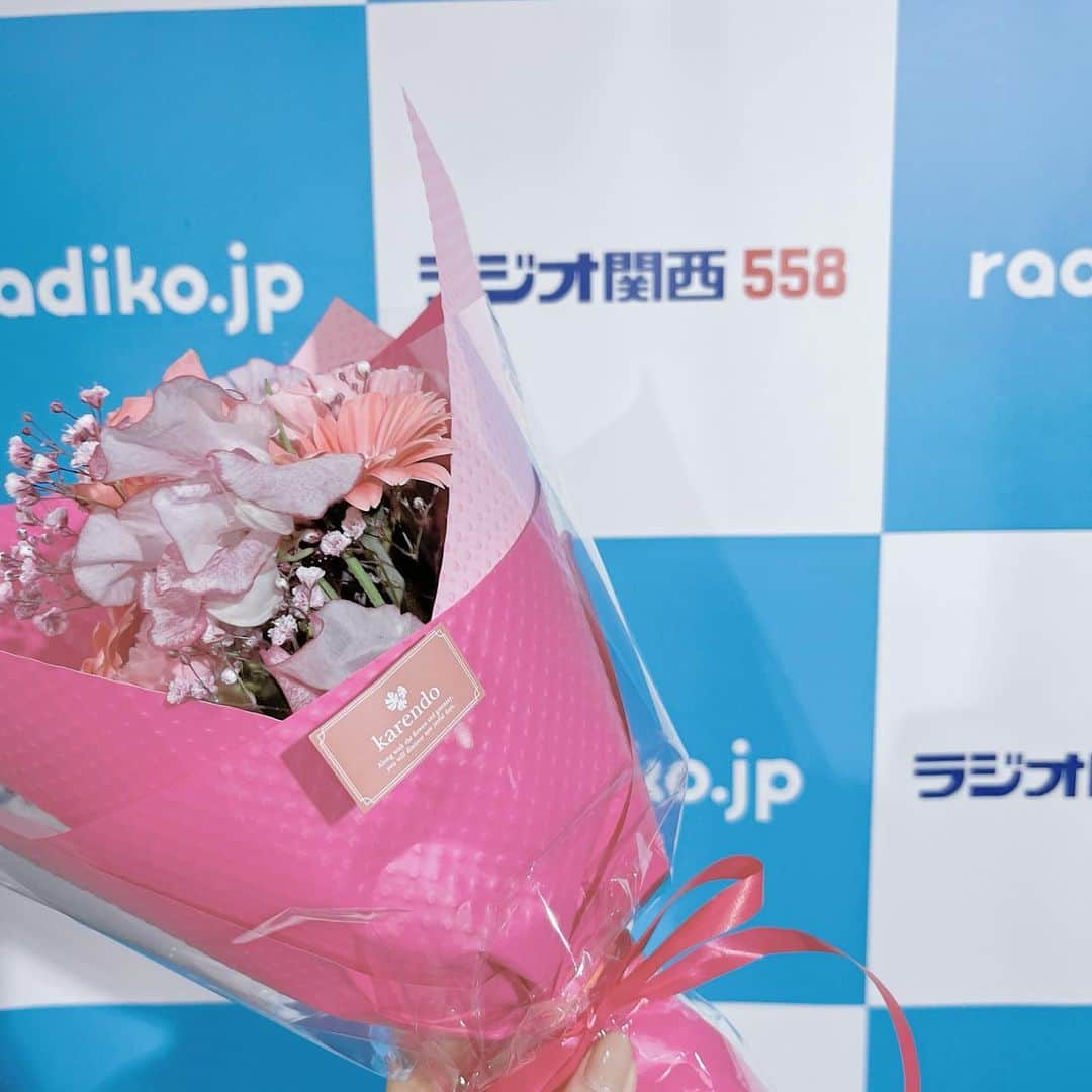 宮崎梨緒のインスタグラム：「💐💐💐 * 今日でラジオ関西パーソナリティー卒業しました🥲🤍 たくさんお世話になりました！ * #ラジオ関西」