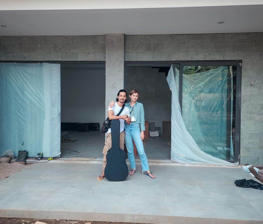 Kimberly Ryderのインスタグラム：「Terima kasih kepada suami tercinta @edward_akbar (El Artista, Design Consultant & El Mandor) who put sooo much of his time, his creativity, and his best into every detail of our home. Dari hutan menjadi atap keluarga. 🥹😘  Thank you juga @loji.studio yang sudah menyulap imajinasi suamiku dan berproses bersama saat penggambaran. Salam karya. ✍🏼  Dan terima kasih mas Rony (El Kontraktor) untuk semuanya… Tidak bisa di ucapkan dengan kata2. Terima kasih banyak. 🙏🏼  Walaupun belum selesai 100%, namun tetap sabar. Bismillah. ❤️  Last pic was taken in July 2021.」