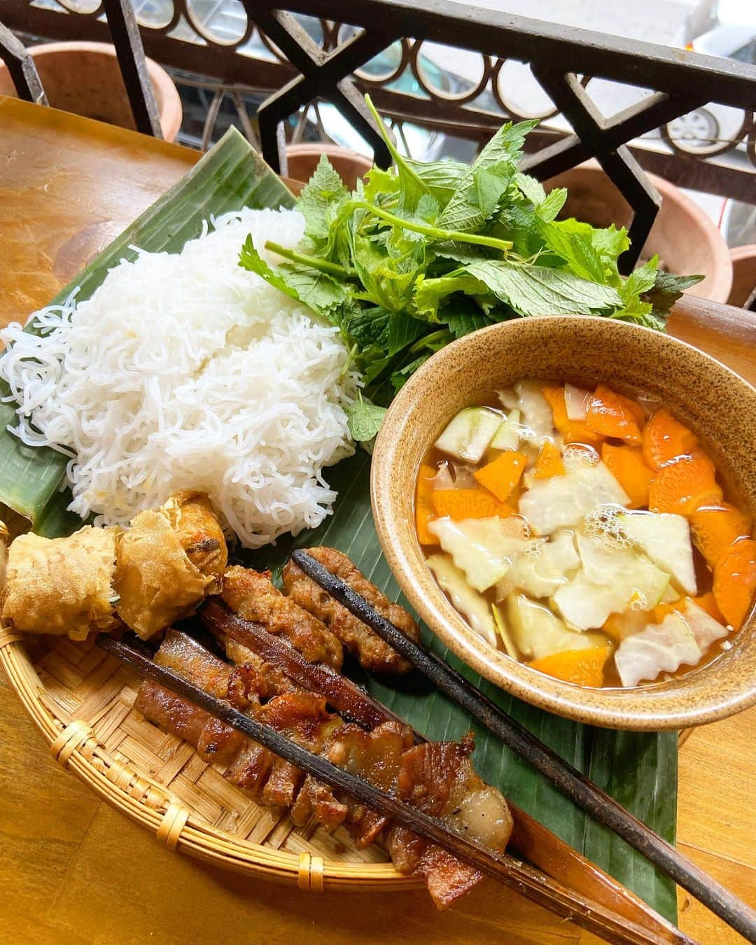 荒尾茉紀のインスタグラム：「ハノイ🇻🇳美味しかったご飯たち。  ①麺とお肉のセット ②揚げたて春巻 トータル300円くらい😳  【Ô Bún Chả: đặc sản hà nội】 #obuncha #buncha #springrolls   ③ハノイ名物お粥 ④ニンニク豚串（絶品‼︎） トータル500円くらい✨  【Cháo Sườn Sụn Huyền Anh】 #chaosuonsunhuyenanh  #dongxuan #hanoiporridge #porkskewers   ⑤エッグコーヒー発祥のお店☕️ 横浜に支店があるらしい‼︎  【Cafe Giảng】 #cafegiang #eggcoffee #cafe   ⑥ベトナムのスイーツ🍨 右下の温かいお餅が絶品だった‼︎  【Chè Hương Hải 93 Hàng Bạc】 #hanoidessert #vietnamesedessert   ⑦鶏肉のフォー 出汁がききてて美味しいお店❣️  【Phở gà Phương】 #pho #vietnamesefood   ⑧田蟹トマト鍋 初めて食べる味‼︎好き😍  【ベトナムレストラン 1946】 #1946 #hotpot #crabtomatonoodlesoup   ⑨マッサージサウナのお粥 お風呂サウナ＋100分マッサージ＋お粥もついて、なんと2000円😍  【Huong Sen Massage】 #porridge #massage   ⑩人気のおこわ トッピングも選んで200円くらい👌  【Xôi Yến】 #stickyrice #hanoifood   #foodstagram #hanoirestaurant  #ベトナム料理 #ハノイ #フードスタグラム」