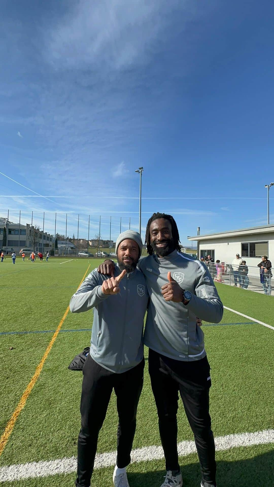 ヨハン・ジュルーのインスタグラム：「Great win yesterday 💯  We are not doing #football , We are PLAYING #football !😍  Just take a moment please and appreciate this beautiful nutmeg.   Protection of the ball and gaining space by body checking the opponent, dragging the ball back and she quickly recognised that she’s under pressure from another girl and Boom the magic happens all in 3 touches 👏🏾  Simply magnificent 🤯  Nutmeg of the season @433 ??」