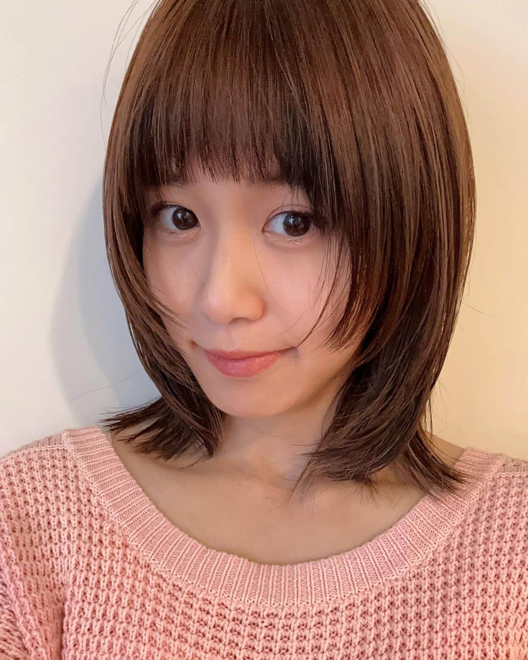 VANRIのインスタグラム：「☺︎< Hi Spring, Hi new hair!  １枚目 @soucuts スタイリング ２枚目 セルフ  内巻き、外ハネで印象変わるよねぇ🤭🌸  #なかなかしなくなったピン自撮り #2枚目シミは見て見ぬフリしてちょんまげ」