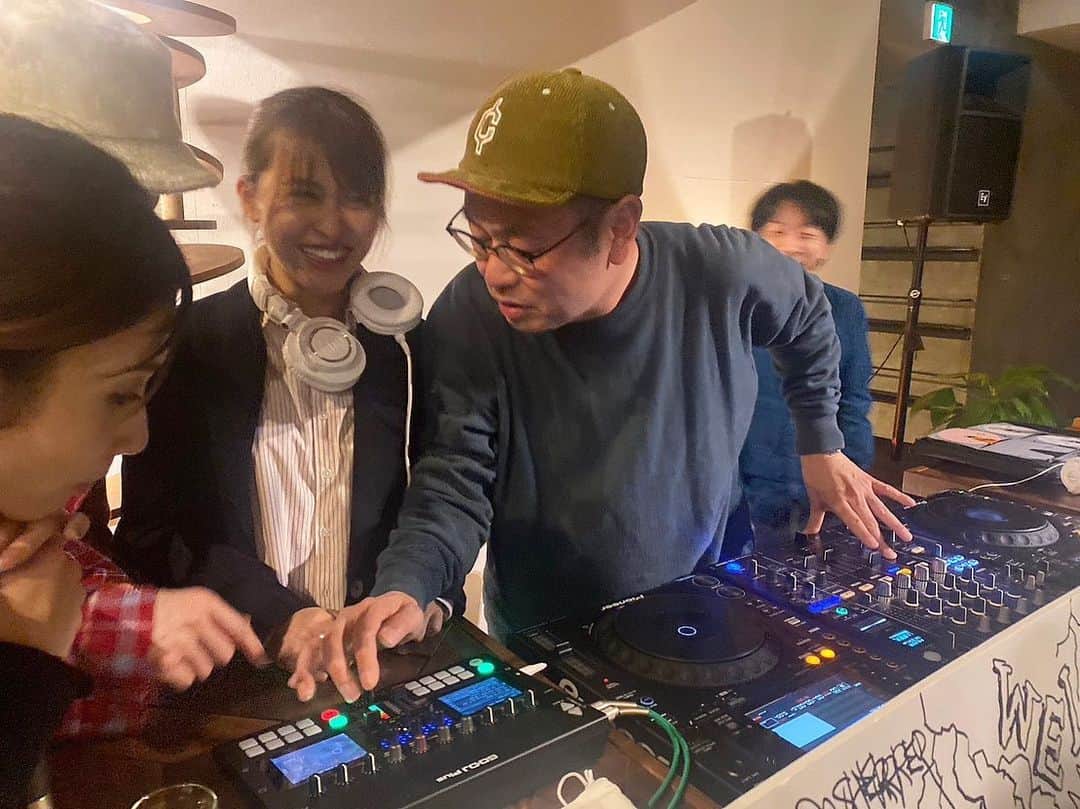 三原勇希さんのインスタグラム写真 - (三原勇希Instagram)「大阪での楽しい夜🫶❤️ 七尾旅人さんのライブを観に大阪まで行ったら、FM802DJsが仲間内でDJパーティーを開いているとな！遅い時間に駆け込んでみたら、、  DJもスタッフもみんな音楽好きすぎて最高。DJs、仲良しすぎ。先輩だいすき。夜中までみんなで好きな曲をかけ、歌い踊り続けました。ライブでも、あったかい大阪のスタッフさんたちに会えて嬉しかった〜 私が音楽を好きになった原点。ラジオDJデビューしたステーション。今でも802もCOCOLOもよく聴いています📻  新しくできたアメ村の @iiie__craft_beer も、どんどん人が入ってきて超いい場所だった！ #fm802」3月23日 16時30分 - yuukimeehaa