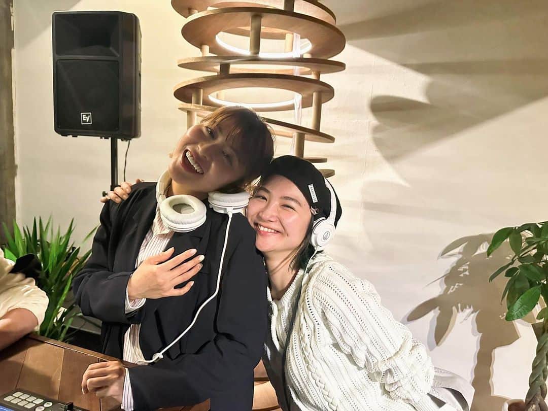 三原勇希のインスタグラム：「大阪での楽しい夜🫶❤️ 七尾旅人さんのライブを観に大阪まで行ったら、FM802DJsが仲間内でDJパーティーを開いているとな！遅い時間に駆け込んでみたら、、  DJもスタッフもみんな音楽好きすぎて最高。DJs、仲良しすぎ。先輩だいすき。夜中までみんなで好きな曲をかけ、歌い踊り続けました。ライブでも、あったかい大阪のスタッフさんたちに会えて嬉しかった〜 私が音楽を好きになった原点。ラジオDJデビューしたステーション。今でも802もCOCOLOもよく聴いています📻  新しくできたアメ村の @iiie__craft_beer も、どんどん人が入ってきて超いい場所だった！ #fm802」