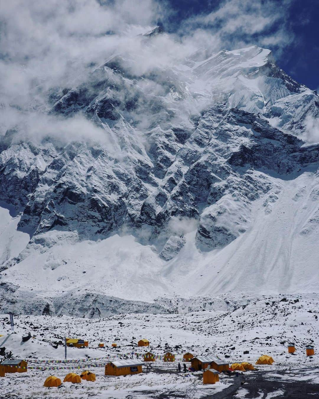 石川直樹さんのインスタグラム写真 - (石川直樹Instagram)「#Annapurna BC, #Nepal. 昨日アンナプルナベースキャンプに到着。4200m。#アンナプルナ、でかい…。初めての山はいつもそうだが、ここ登れるんだろか…と不安になる。 ちなみに、たくさんの人がトレッキングで来る南側のBCではなく、フランス隊が初登した北側ルートのBCです。 . 今回は、衛星電話#インマルサット BGAN Explorer510を持参しています。KDDIさん、ありがとうございます。順調に動いております。 . #AnnapurnaBaseCamp#Himalayas」3月23日 16時38分 - straightree8848