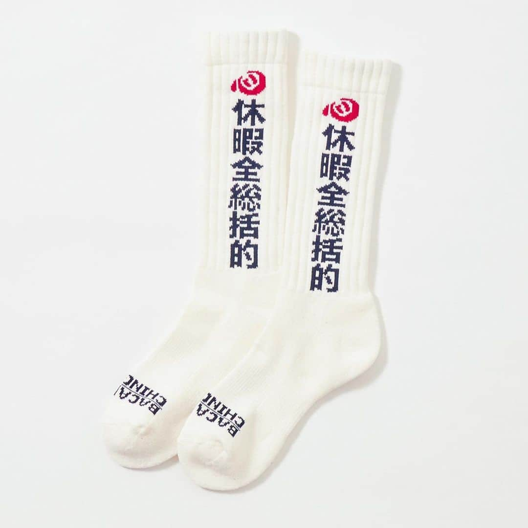 Dickies_projpのインスタグラム：「●  BACANCES 2023 SS Mar delivery.  BC KANJI LOGO SOX  Comming 3/24.  スケーターソックスブランドCHING & COとのコラボ ”バカチン靴下” ！   バカンスとチンアンドコーの靴下だからバカチン靴下！！  今回のデザインは「心は丸く」な赤く丸い心の下にBACANCES ALLI NCLUSIVEを漢字当て字で「休暇全総括的」と左右に大胆に入っている肉厚なスケートボードと野良仕事に適した靴下です！  履き口を裏返すとLOVE BACANCESと可愛く入って〼♬  #bacances #bacances_jp #bacances_allinclusive #chingandco #バカチン靴下 #靴下 #sox」