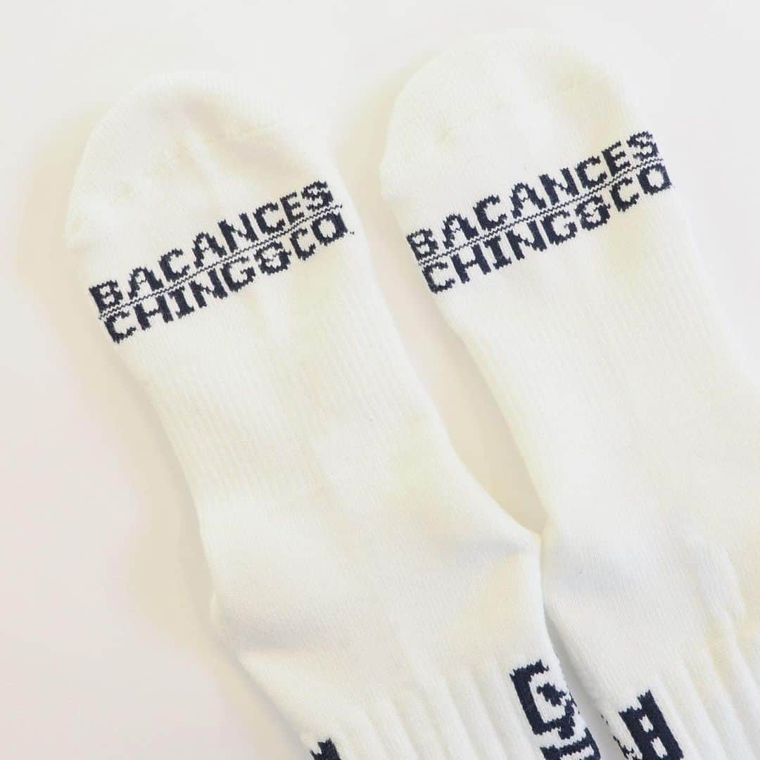 Dickies_projpさんのインスタグラム写真 - (Dickies_projpInstagram)「●  BACANCES 2023 SS Mar delivery.  BC KANJI LOGO SOX  Comming 3/24.  スケーターソックスブランドCHING & COとのコラボ ”バカチン靴下” ！   バカンスとチンアンドコーの靴下だからバカチン靴下！！  今回のデザインは「心は丸く」な赤く丸い心の下にBACANCES ALLI NCLUSIVEを漢字当て字で「休暇全総括的」と左右に大胆に入っている肉厚なスケートボードと野良仕事に適した靴下です！  履き口を裏返すとLOVE BACANCESと可愛く入って〼♬  #bacances #bacances_jp #bacances_allinclusive #chingandco #バカチン靴下 #靴下 #sox」3月23日 16時43分 - bacances