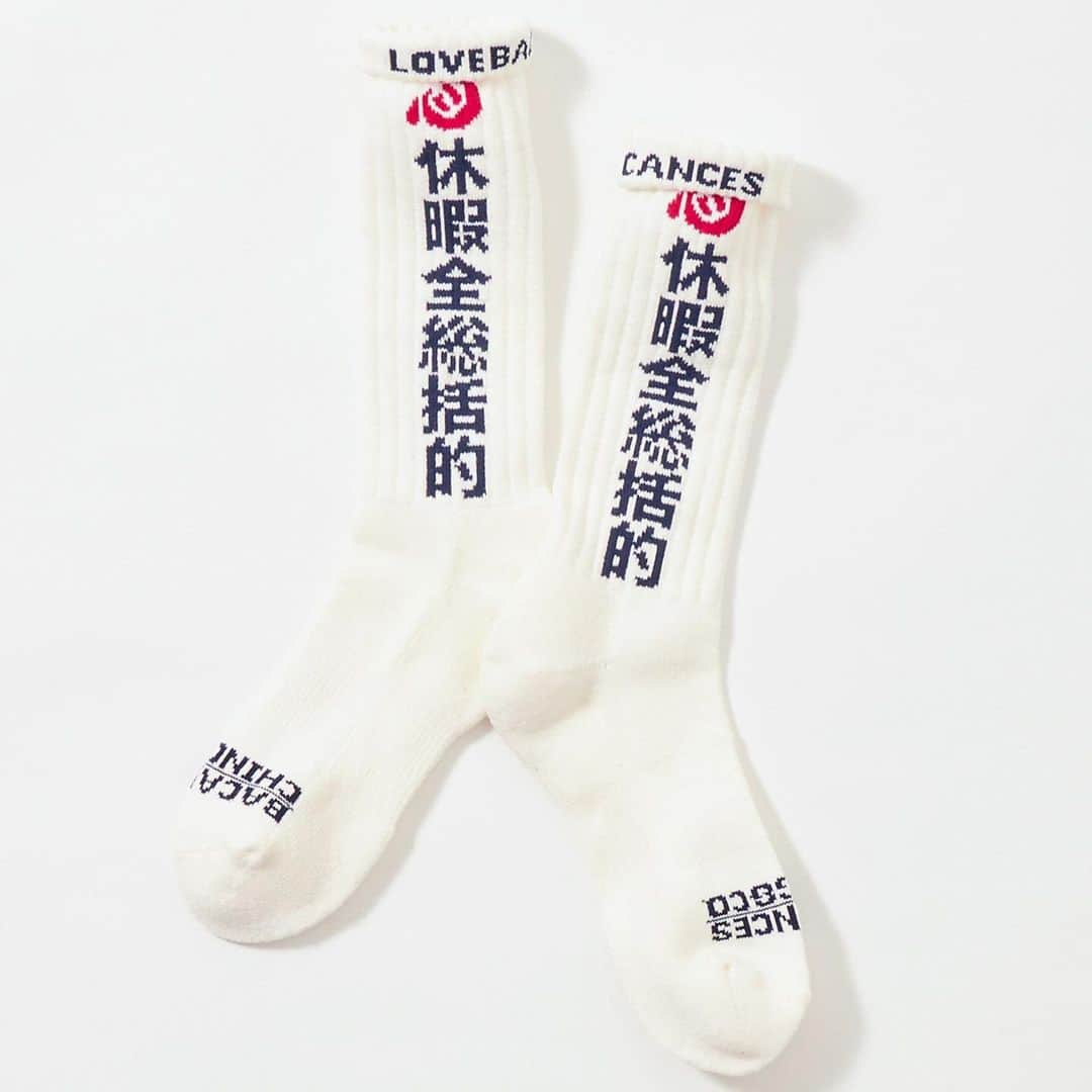 Dickies_projpさんのインスタグラム写真 - (Dickies_projpInstagram)「●  BACANCES 2023 SS Mar delivery.  BC KANJI LOGO SOX  Comming 3/24.  スケーターソックスブランドCHING & COとのコラボ ”バカチン靴下” ！   バカンスとチンアンドコーの靴下だからバカチン靴下！！  今回のデザインは「心は丸く」な赤く丸い心の下にBACANCES ALLI NCLUSIVEを漢字当て字で「休暇全総括的」と左右に大胆に入っている肉厚なスケートボードと野良仕事に適した靴下です！  履き口を裏返すとLOVE BACANCESと可愛く入って〼♬  #bacances #bacances_jp #bacances_allinclusive #chingandco #バカチン靴下 #靴下 #sox」3月23日 16時43分 - bacances