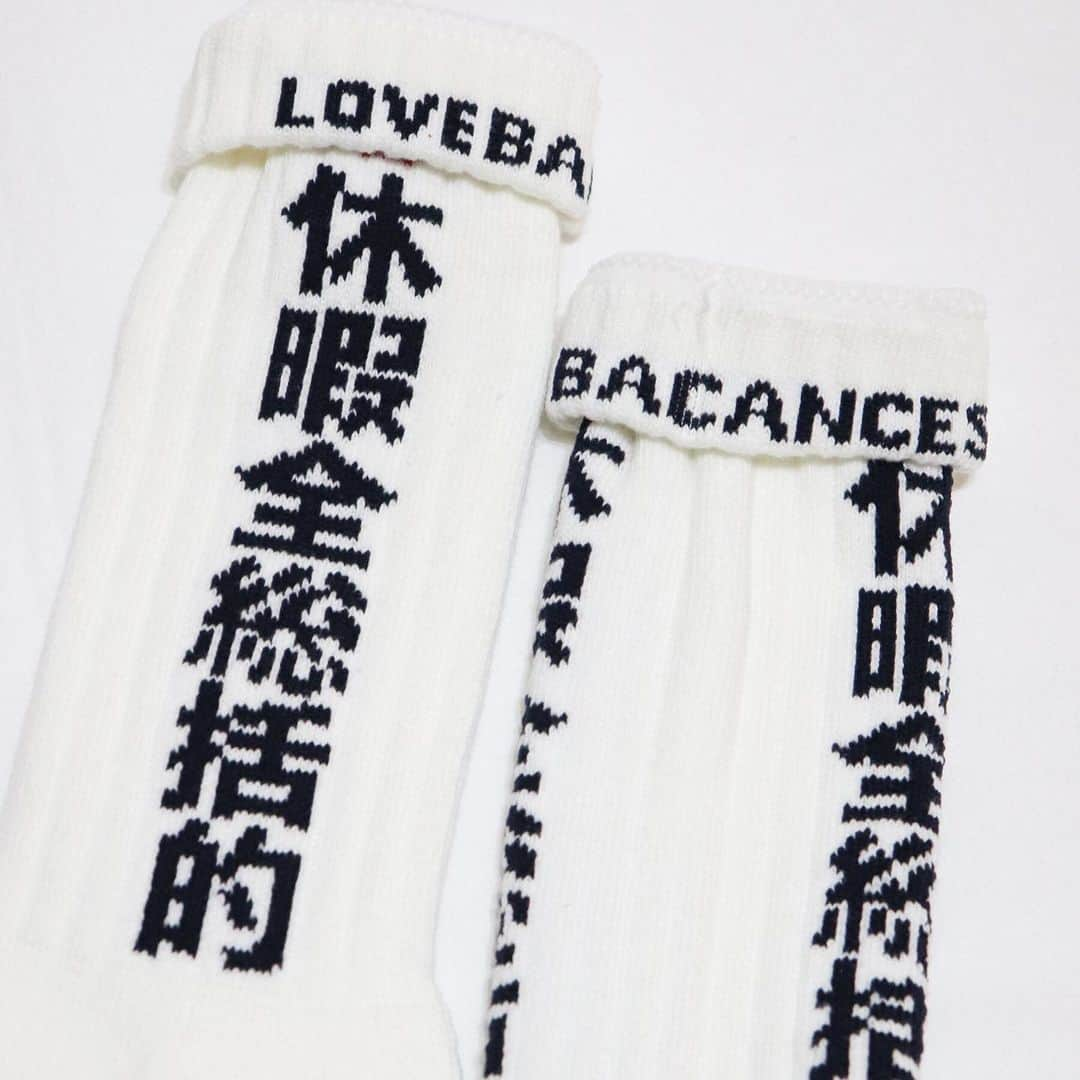 Dickies_projpさんのインスタグラム写真 - (Dickies_projpInstagram)「●  BACANCES 2023 SS Mar delivery.  BC KANJI LOGO SOX  Comming 3/24.  スケーターソックスブランドCHING & COとのコラボ ”バカチン靴下” ！   バカンスとチンアンドコーの靴下だからバカチン靴下！！  今回のデザインは「心は丸く」な赤く丸い心の下にBACANCES ALLI NCLUSIVEを漢字当て字で「休暇全総括的」と左右に大胆に入っている肉厚なスケートボードと野良仕事に適した靴下です！  履き口を裏返すとLOVE BACANCESと可愛く入って〼♬  #bacances #bacances_jp #bacances_allinclusive #chingandco #バカチン靴下 #靴下 #sox」3月23日 16時43分 - bacances