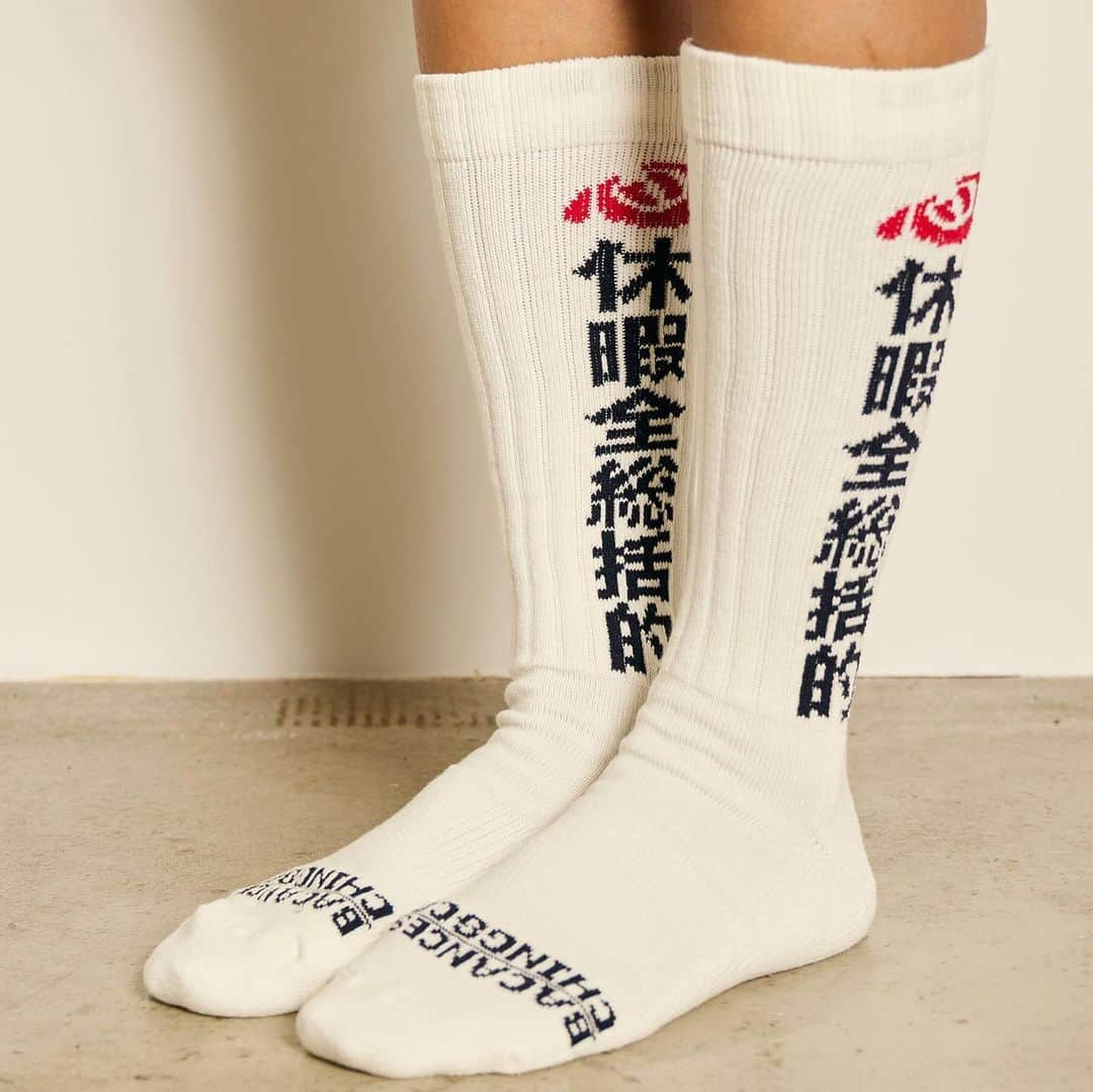 Dickies_projpさんのインスタグラム写真 - (Dickies_projpInstagram)「●  BACANCES 2023 SS Mar delivery.  BC KANJI LOGO SOX  Comming 3/24.  スケーターソックスブランドCHING & COとのコラボ ”バカチン靴下” ！   バカンスとチンアンドコーの靴下だからバカチン靴下！！  今回のデザインは「心は丸く」な赤く丸い心の下にBACANCES ALLI NCLUSIVEを漢字当て字で「休暇全総括的」と左右に大胆に入っている肉厚なスケートボードと野良仕事に適した靴下です！  履き口を裏返すとLOVE BACANCESと可愛く入って〼♬  #bacances #bacances_jp #bacances_allinclusive #chingandco #バカチン靴下 #靴下 #sox」3月23日 16時43分 - bacances