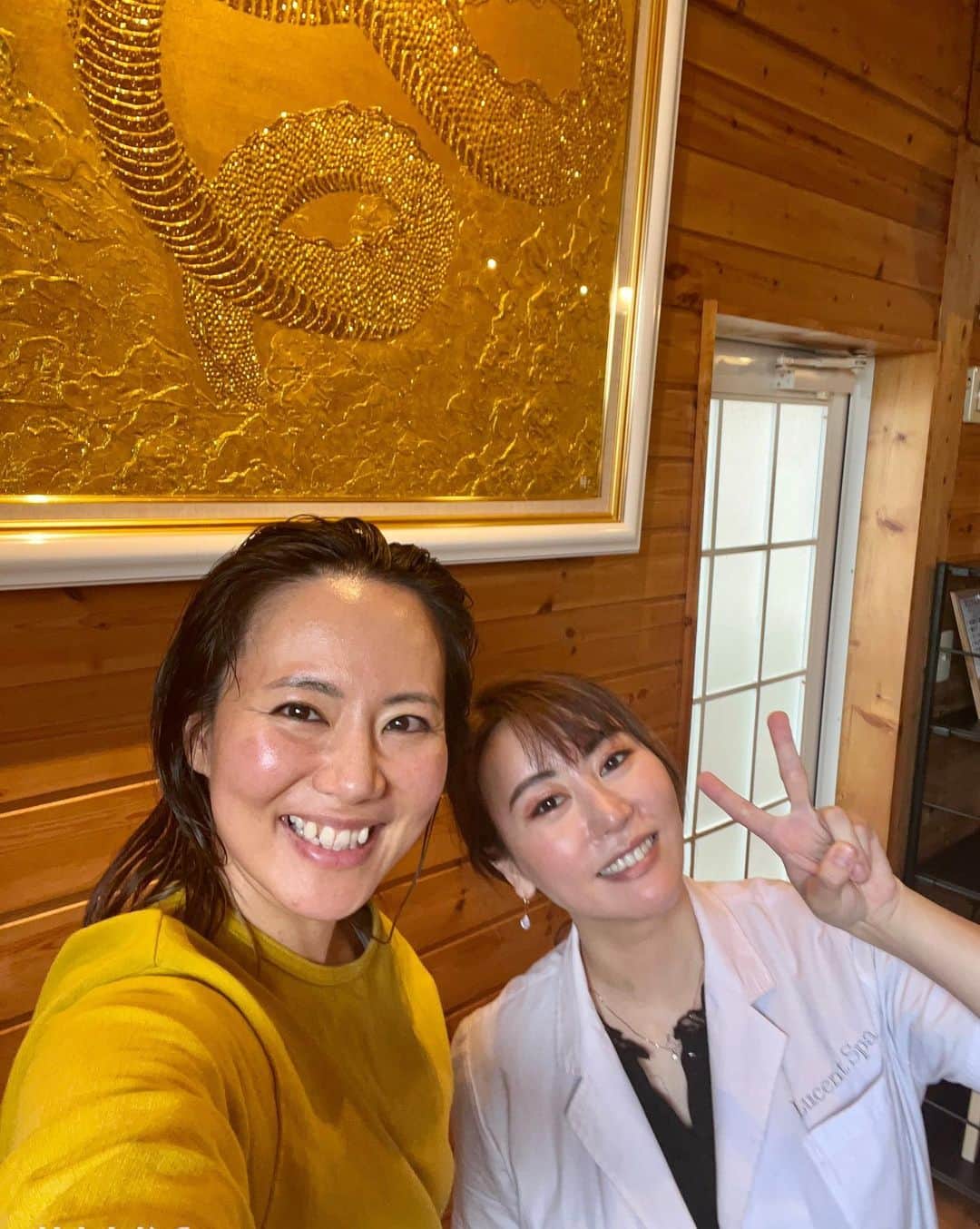 長嶺菜菜子のインスタグラム：「【脳を休ませる】 ⁡ 友人が経営するエステの大人気メニュー、 脳頭術（のうとうじゅつ）ヘッドマッサージに 行ってきたんだけど、 ⁡ これがもう気持ちよくって スッキリ！！💆🏽‍♀️ ⁡ ⁡ （友人は同い歳で、2人目の子を偶然 同じ日に産んでたのよ🫶 ⁡ 2人のママであり、エステのオーナーでもあり、 女性の自立をサポートする活動もしてて、 同じママとして、ほんっとうにリスペクト🔥） ⁡ ⁡ 話を戻すと、 ⁡ 現代人は携帯やPCを見る時間が長くて 確実に目を酷使して目の疲れもあるし、 ⁡ 下を見てることが多いから、首肩の凝りが ある人が多いのよね🫢 ⁡ それに加えて、寝ること以外 体や脳を休ませることがないから 相当身体は疲れてる・・・ ⁡ ⁡ だから、自分にあった方法で 体や脳や目を休ませることが大事✨ ⁡ 私の休ませ方は ヘッドマッサージで癒してもらうこと🛌💭 ⁡ ⁡ ビフォアフ見ると（3枚目） 血流が良くなって、顔もスッキリ目もぱっちり。 一回り顔が小さくなってた！（なんて嬉しい） ⁡ 本当に頭が軽くなってスッキリするから、 直感力とか勘が良くなる！ ⁡ エステの帰り、ゾロ並びの車のナンバー 5台くらい見て、え！こわ！🫢 なんか引き寄せてる！！って思って！ ⁡ これは 脳頭術とは関係ないかも🤣 ⁡ だけど、頭がスッキリするから 自分が得たい情報を効率よく得られる 感じがした✍🏻💭 ⁡ ⁡ お疲れのママもおすすめだし、 経営者の方はもっとおすすめ！︎👍🏻 ̖́- ⁡ ⁡ そしてママさんに朗報📣 毎週火曜日はママDay！ 施術中の間、元保育士のスタッフが 子供ちゃんを見てくれるんだって😊🫶 ⁡ だから子供を預けないといけないとか、 子供いるからいけないとか、 そんな不安や心配をしなくてもいいのよー！ ありがたい🥹🙏 ⁡ お店のアカウント↓ @lucent_spa  ＿＿＿＿＿＿＿＿ #日々の疲れを癒す #ヘッドマッサージ #脳頭術 #子育てママ #子供同伴エステ」