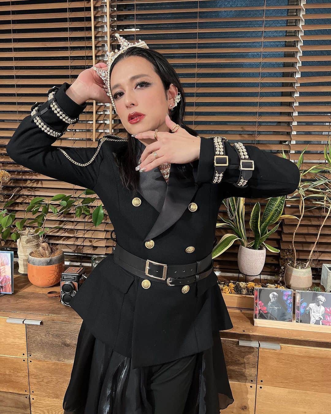 HIDEKiSMのインスタグラム：「この写真はPOP UP STOREに向けて撮影した時の❤️  ついに明日から MAGNET by SHIBUYA109 5階 「JOL Collab Store」にて 【ENVii GABRIELLA POP UP STORE 】を開催します👏✨ どんどんどんちー🥁  限定グッズや等身大パネル、衣装の展示など盛り沢山な内容でお届けしちゃいます❣️ メンバー参加の特典会もやっちゃうよ💝  そして！ MAGNET by SHIBUYA109の前の柱にはなんと❣️ ドドンとエンガブの広告が登場😳‼️  歌い始めた時、「いつか渋谷に自分の広告がドドンと出る日が来たらいいな」と思ってたことを思い出したよ。嬉しいね本当🥹  まだエンガブを知らない人も気になってくれるような、そんなお店になればいいなって思ってます🫶❤️  是非皆様、お花見🌸ついでに遊びに来ていただけたら嬉しいです💋  詳細はエンガブのHPを観てね💖  開催日程：2023年3月24日（金）～ 4月2日（日） 開催場所：MAGNET by SHIBUYA109　5F「JOL Collab Store」（渋谷区神南1-23-10）  #ENViiGABRIELLA #HIDEKiSM #エンガブ  #ヒデキズム #ENGA部 #エンガ部」