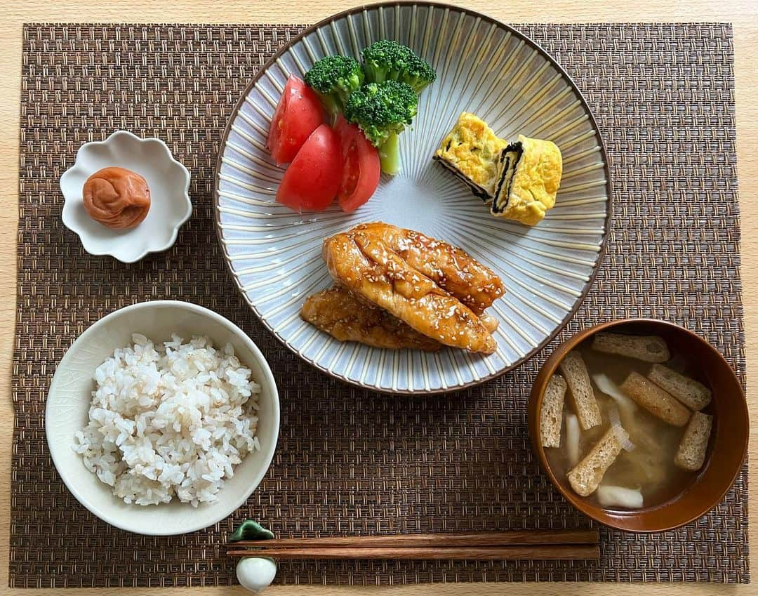 三津谷葉子のインスタグラム：「とっても美味しくてハマっているササミの甘辛揚げ。ご飯がススムくんなので、気を付けないといけません😅🍚  お味噌汁がさみしい感じに写ってしまいましたが😓 しめじ ネギ 油揚げ。  最近少しバタバタしていて、ご飯は品数少なめが続きました🙃」