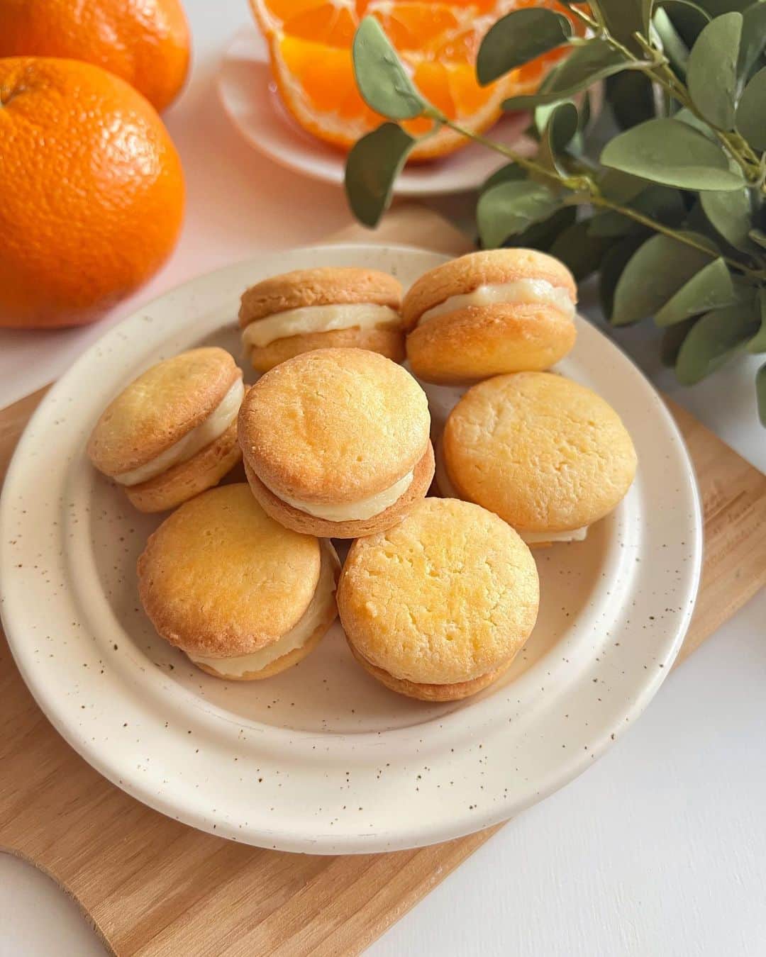 AYURA(アユーラ) のインスタグラム：「【肌にもうれしい❤オレンジクリーム：レシピあり】    今回は、美肌効果のあるビタミンCが豊富に含まれるオレンジで「オレンジクリーム」を作ってみました🍊   クッキーに挟んだり、ミニタルトにのせてケーキにするのも美味しそうですね♪   「保存」してぜひ作ってみてください✨   ■材料(4人分) ・オレンジ果汁：120ml (果汁100%オレンジジュースでもOK！) ☆卵黄：3個 ☆全卵：1個 ・グラニュー糖：70g ・無塩バター：70g ・粉ゼラチン：2g ・水：10ml   ■作り方 1.水に粉ゼラチンを入れてふやかしておきます。   2.鍋でオレンジ果汁を沸騰するまで温めます。   3.ボウルに『☆』とグラニュー糖を入れて、白くなるまでかき混ぜたら温めたオレンジ果汁を加えます。 ※ココで軽く混ぜてね。   4.再び鍋に戻し、弱火でゆっくり加熱しながらクリーム状になるまで耐熱のゴムベラで混ぜます。   5.耐熱ボウルに移し、熱いうちに無塩バター・ふやかしたゼラチンを加えてホイッパーで乳化させます   6.ラップをして氷水で冷やしたら完成♪   #アユーラ #AYURA #アユーラのある生活 #おうちカフェ #おうちカフェごっこ #おうちカフェ部 #おうち時間を楽しむ #ホームカフェ #homecafe #おやつ #おやつタイム #おやつの時間 #オレンジ🍊 #3時のおやつ #今日のおやつ #スイーツ作り #バタークッキー #プチギフト #簡単レシピ #レシピあり #簡単おやつ #美肌レシピ #cookie #フーディーテーブル #手作りスイーツ #🍊」