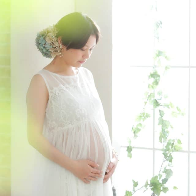 okuyama-photoのインスタグラム：「【妊娠中にしかできない体験です】 新しい家族の誕生を心待ちにしている幸せいっぱいの姿を、記念に残しませんか？ お腹の大きな時にしか撮影できないマタニティフォトやベリーペイント体験。 思い出深い記念撮影をご希望の方にはとてもおすすめです。 料金などの詳細はHPをご覧くださいね。  #写真のオクヤマ #写真館 #写真スタジオ #青森フォトスタジオ #十和田フォトスタジオ #マタニティ #マタニティ撮影 #マタニティフォト #マタニティ写真 #プレママ #ベリーペイント #妊婦 #記念写真 #家族写真 #ファミリーフォト #七戸町 #十和田市」