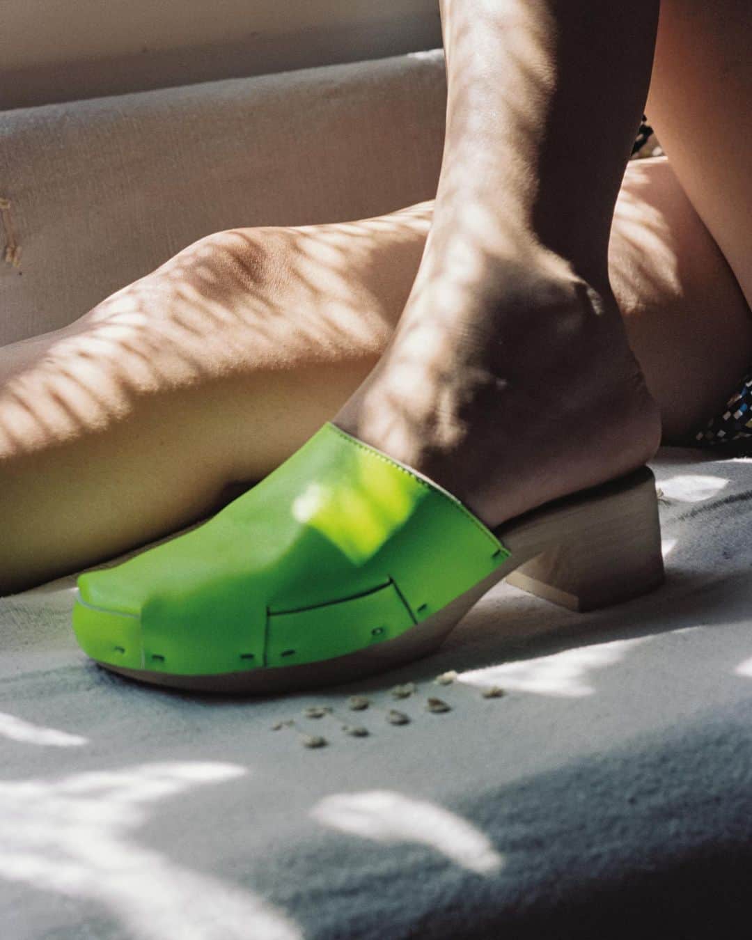 のインスタグラム：「Shoes is lime ❤️! + online and at our Vienna Store + #limeshoes #lemonshoes #freshshoes #yellowslippers #springlove #slideslove #slidesforever  + photo @nekomunikata @maison_image  styling @svilasvila  model @marijastrajnic」