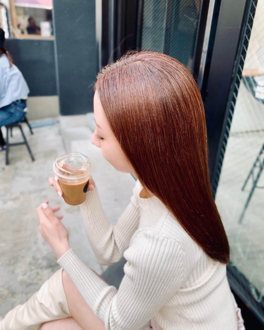 のインスタグラム：「髪きれい~🥺🤎 フォルテの @forte.chizuru さんにツヤツヤしなやかヘアにしていただきました💇‍♀️✨  パールプラチナトリートメントの髪質改善は本当すごいからぜひやってみてほしい✨ 炭酸ヘッドスパで凝り固まった頭皮も汚れもスッキリ✨  いつもありがとうございます🫶  帰宅したら@raxybeautybox_jp が届いてたよん🎁 今月はsitranaコラボでした🤍  #ヘアメンテナンス #ヘアケア #表参道ヘアサロン #フォルテ #forte表参道 #表参道美容室 #髪質改善 #パールプラチナ #プラチナトリートメント #炭酸ヘッドスパ #ロングヘア #haircareroutine #omotesandohairsalon #omotesando #hairtreatment #hairrepair #raxybeautybox #raxy公式アンバサダー」