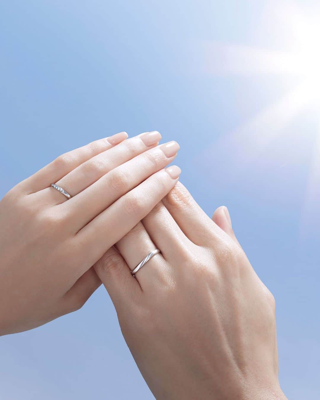 婚約・結婚指輪のI-PRIMO（アイプリモ）公式アカウントさんのインスタグラム写真 - (婚約・結婚指輪のI-PRIMO（アイプリモ）公式アカウントInstagram)「新作セットリング『Ulysses（ユリシーズ）』 【2023年3月24日発売】  寄り添い羽を休める、安らぎの場所を見つけたおふたりに。  ひらりと指に舞い降りる蝶のように 軽やかにフィットするコンフォートリング「ユリシーズ」  実在する蝶にも名付けられているギリシャ神話の英雄の名を冠し、 安息の地で羽を休める蝶のような軽やかさと、 一生もののリングにふさわしい耐久性を備えました。  ≪ストレスフリーな装着感≫ ブライダル専門店であるアイプリモのノウハウと、品質工学の専門家の知見を集約させ、100人中100人が心地良いと感じる寸法とフォルムを算出。  この上なく軽やかな着け心地のリングが誕生しました。 一生もののリングにふさわしいストレスフリーな装着感を、おふたりの指でお確かめください。  ＜結婚指輪＞Ulysses #アイプリモ_ユリシーズ  #iprimo #アイプリモ #結婚指輪 #マリッジリング」3月23日 17時01分 - iprimo_official