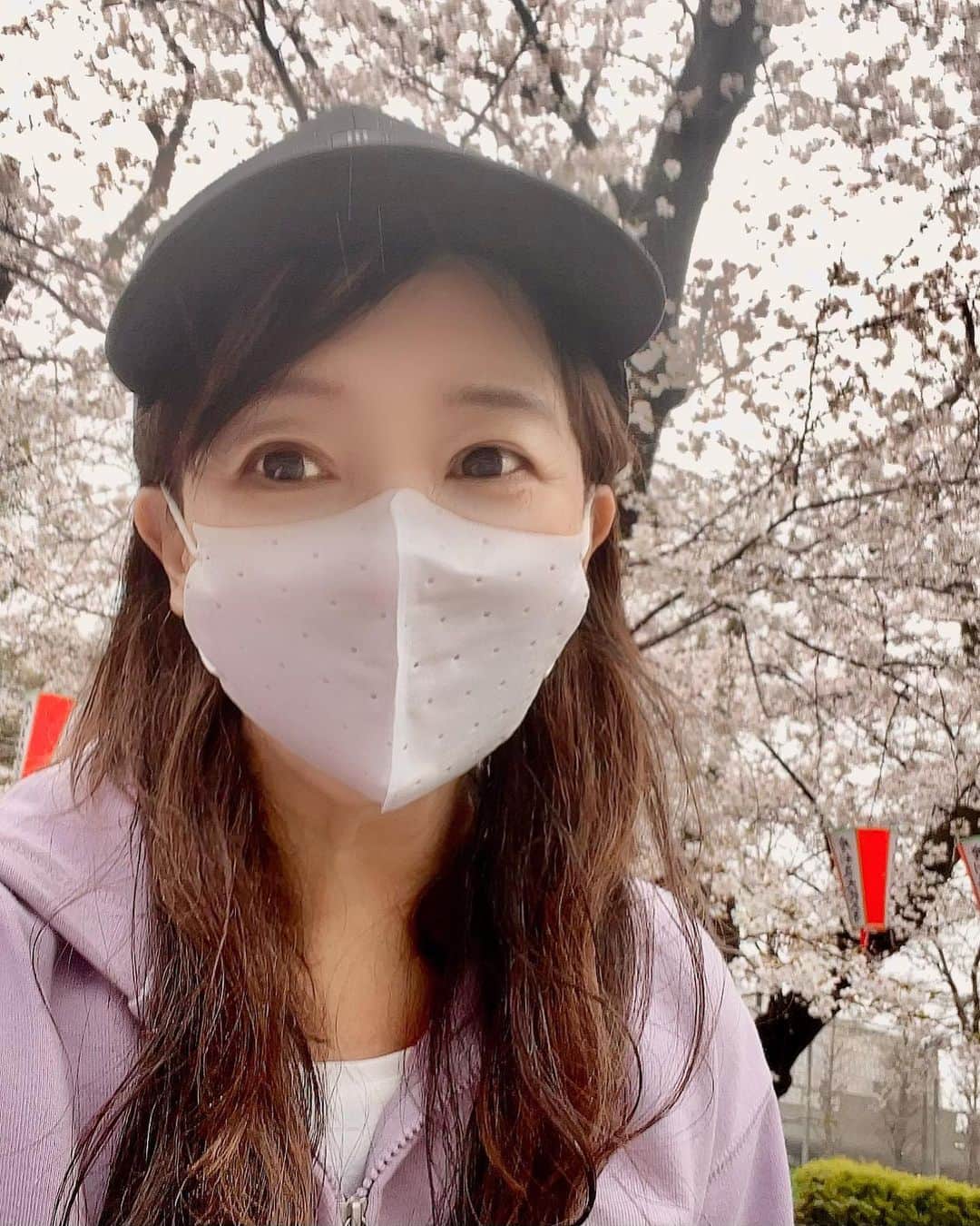 アグネス・チャンさんのインスタグラム写真 - (アグネス・チャンInstagram)「Went to see the cherry blossoms at Ueno park in the rain. We found a lot of people, and the blossoms were very very beautiful. I have never see the cherry blossoms at Ueno, it’s a dream come true. So grateful!」3月23日 17時09分 - agneschan1