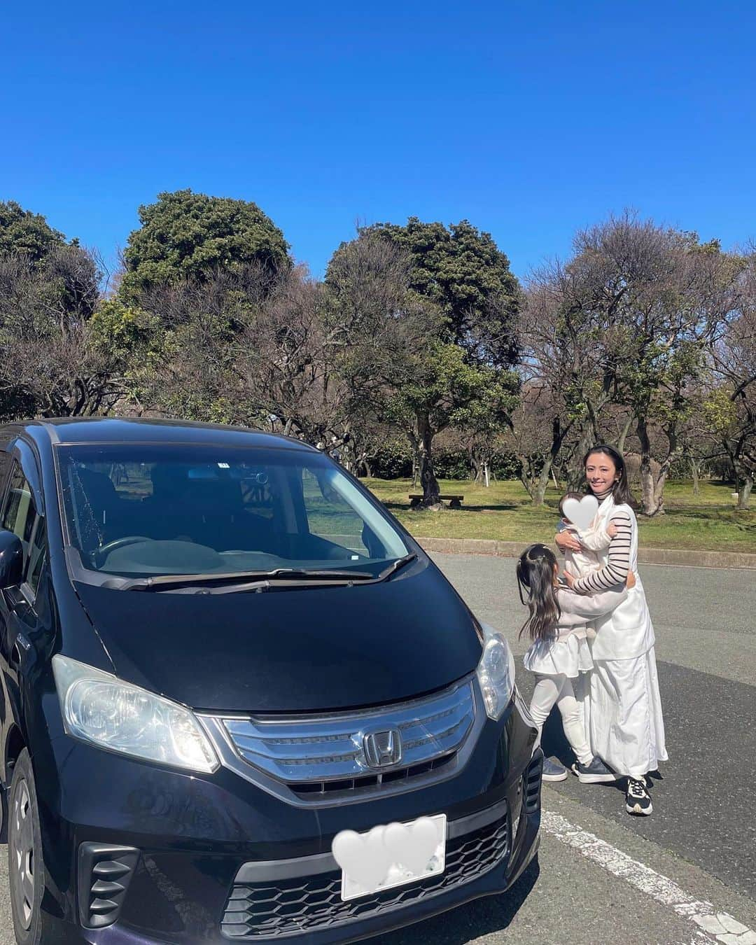 千葉優子さんのインスタグラム写真 - (千葉優子Instagram)「愛車でお出かけ🎶  先日家族で @gulliver_community  @gulliver_wowtown_oomiya に 見学に行ってきたよ〜☺  我が家はこの車が2台目なんだけど どちらもGulliverさんで購入しているの✨  旦那さんも私も車の知識も これが欲しい！とかも特になくて🤣  「とりあえず家族全員快適に乗れる車が欲しいです おすすめはなんですか」 からスタートするの。笑  それでも毎回丁寧に探してくれて 1からしっかり説明してくれて サポートもしっかりしてくれるから もれなく3台目もGulliverさんに お世話になることでしょう。笑  今回お邪魔したwowtownは テーマパークみたいだった😳✨  まず施設の広さと綺麗さ。 駐車場にもたくさん車が展示されているんだけど 施設内にもたくさんあってゆったり周れる◎ ベビーカーの貸し出しもあったよ🙆‍♀️  あとなんと、広いキッズスペースやカフェが中にあって ここで購入された方は無料で利用出来たり そうじゃない方も、 え、格安 って思う料金で利用出来ちゃうのよ😳✨✨ こりゃ子供たちも喜んで着いてきてくれるわ✨ 車が好きな子とかはもう天国だろうね😎 娘は初めて見るトミカの数に超興奮してた✨  写真の1枚目はニュース見ないで そろそろ咲いてるっしょ！と思ったら 全く咲いてなかった少し前の大宮公園🤣 とにかく広い公園だから思いっきり走り回れるし 家族でのんび〜り過ごせるよ☺  有名な鉄道博物館も @gulliver_wowtown_oomiya から 車で10分くらいなのよ❤︎  Gulliverさんの公式コミュニティアカウントで キャンペーンやってるみたいなので覗いてみて👀✨  車の購入を検討している方、 どんなところかなって気になる方 ぜひ行ってみてね〜✔︎  #PR#ガリバーのある町#Gulliver#ガリバー#クルマのガリバー#中古車のガリバー#大宮公園#wowtown大宮#おでかけスポット#ママリ#コドモノ#mamagirl#親バカ部#親子pic#6ヶ月ベビー#男の子のママ#2人目育児#2人育児#アラサーママ#アラサーファッション#30代ファッション#30代コーデ#おでかけ#おでかけコーデ#子連れお出かけ#子育て#子育てママ#子連れお出かけスポット」3月23日 17時19分 - yuko_chiba1018