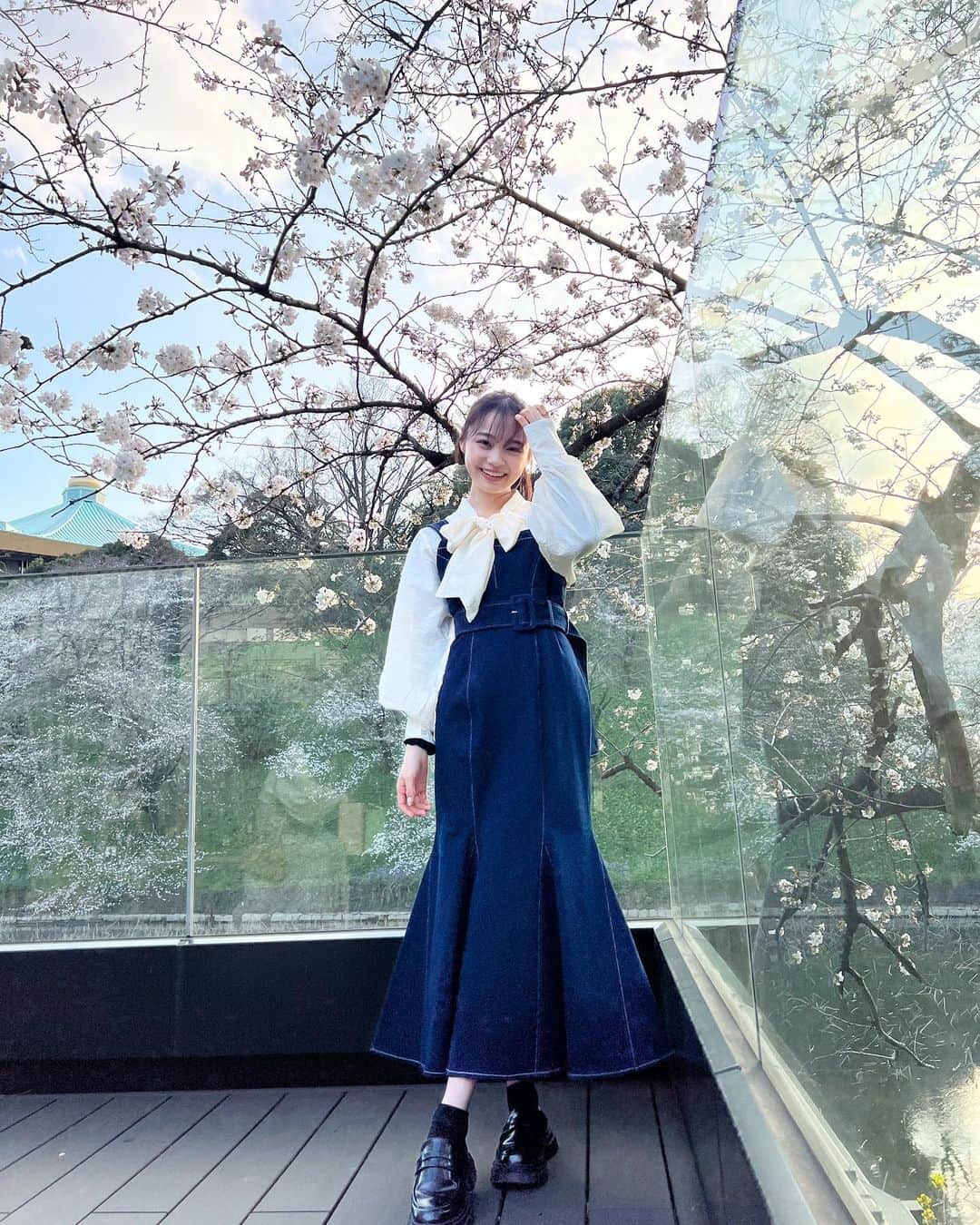 林芽亜里さんのインスタグラム写真 - (林芽亜里Instagram)「🎀 ⁡ この間、日本武道館の近くに行ってきました🤭 千鳥ケ淵という所はたくさんの方で賑わってました🌸 ⁡ ⁡ 皆さんの住んでいるところは桜、 咲いていますか？満開ですか？⸜(*ˊᵕˋ* )⸝‬ ⁡ ⁡ ⁡ #林芽亜里 #桜 #snidel #Raycassin #archives」3月23日 17時13分 - meari__hayashi