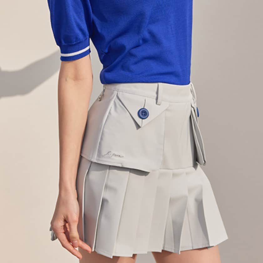 J.JANE JAPANさんのインスタグラム写真 - (J.JANE JAPANInstagram)「.  ✼••┈┈┈┈••✼••┈┈┈┈••✼  J.JANE Spring collection 〜🌷  ● トップスは販売準備中となります。  ●Bottoms  Big Pocket Trench Skirt(Gray)  ✼••┈┈┈┈••✼••┈┈┈┈••✼  新作のボトムスは 淡い色調と軽やかな質感で クラシックなムード溢れるトレンチスカート。  季節を問わず 快適に着用できます。  ポイントとなる大きいポケットが付いており、ヒップラインにかけてプリーツが覆っているので 足元も細く演出してくれる デザインが特徴的です。  🇯🇵 https://www.j-jane.jp/  ⋱⋰ ⋱⋰ ⋱⋰ ⋱⋰ ⋱⋰ ⋱⋰ ⋱⋰  #韓国ゴルフウェア#ゴルフウェア#ゴルフウェアレディース #可愛いゴルフウェア#j_jane#ゴルフウェアセレクトショップ #人気ゴルフウェア #ゴルフ女子#ゴルフ女子コーデ」3月23日 8時34分 - j.jane_japan
