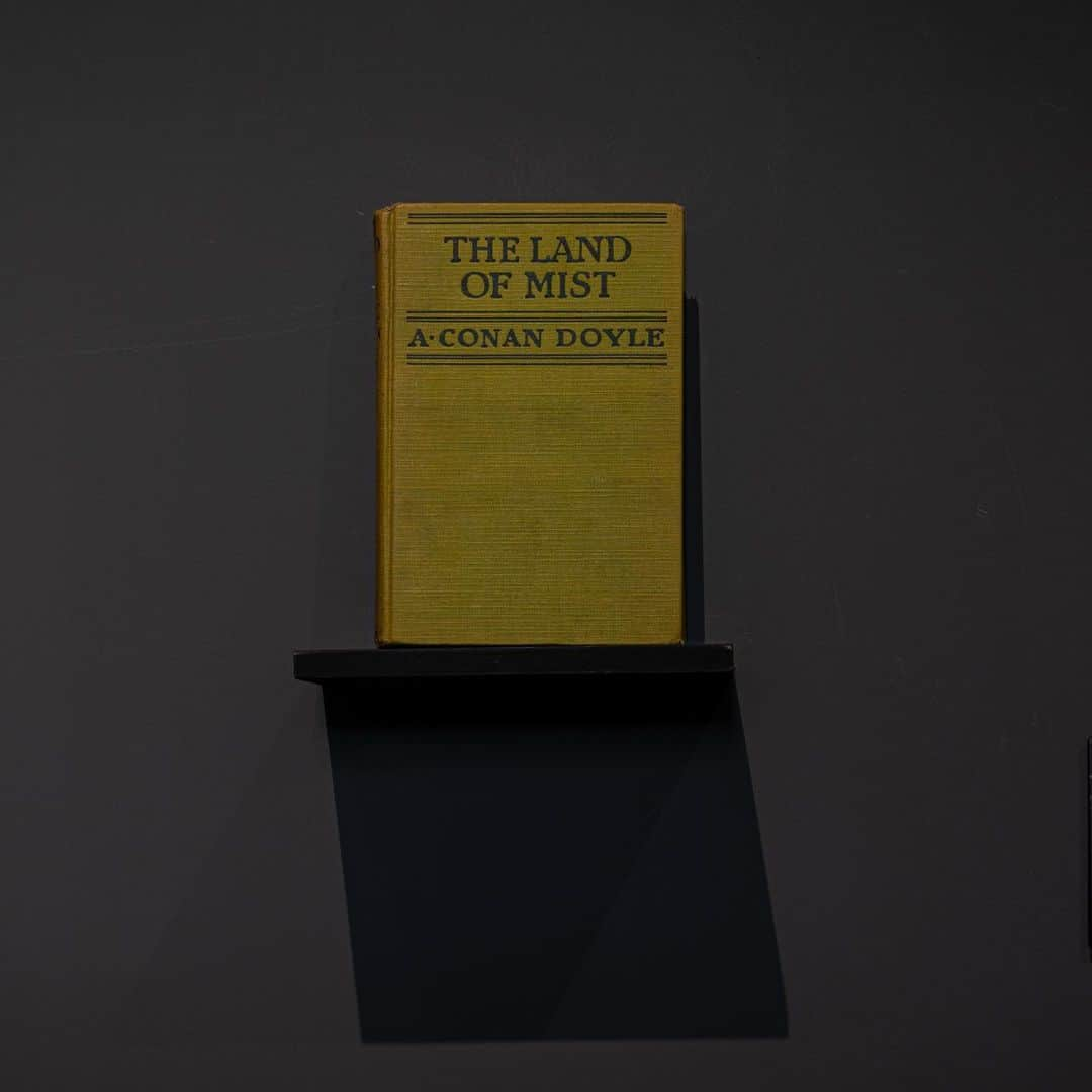 小林エリカさんのインスタグラム写真 - (小林エリカInstagram)「霧の国 The Land of Mist  本、棚 Book, Bookshelf 13×19.5×3.7cm  Photo Sho Shibata (C) Erika Kobayashi courtesy of Yutaka Kikutake Gallery  弘前れんが倉庫美術館 At Hirosaki Museum of Contemporary Art 2021 グループ展「りんご前線 -Hirosaki Encounters-」  #弘前れんが倉庫美術館　#りんご前線　#小林エリカ　#erikakobayashi」3月23日 8時35分 - erikakobayashiek