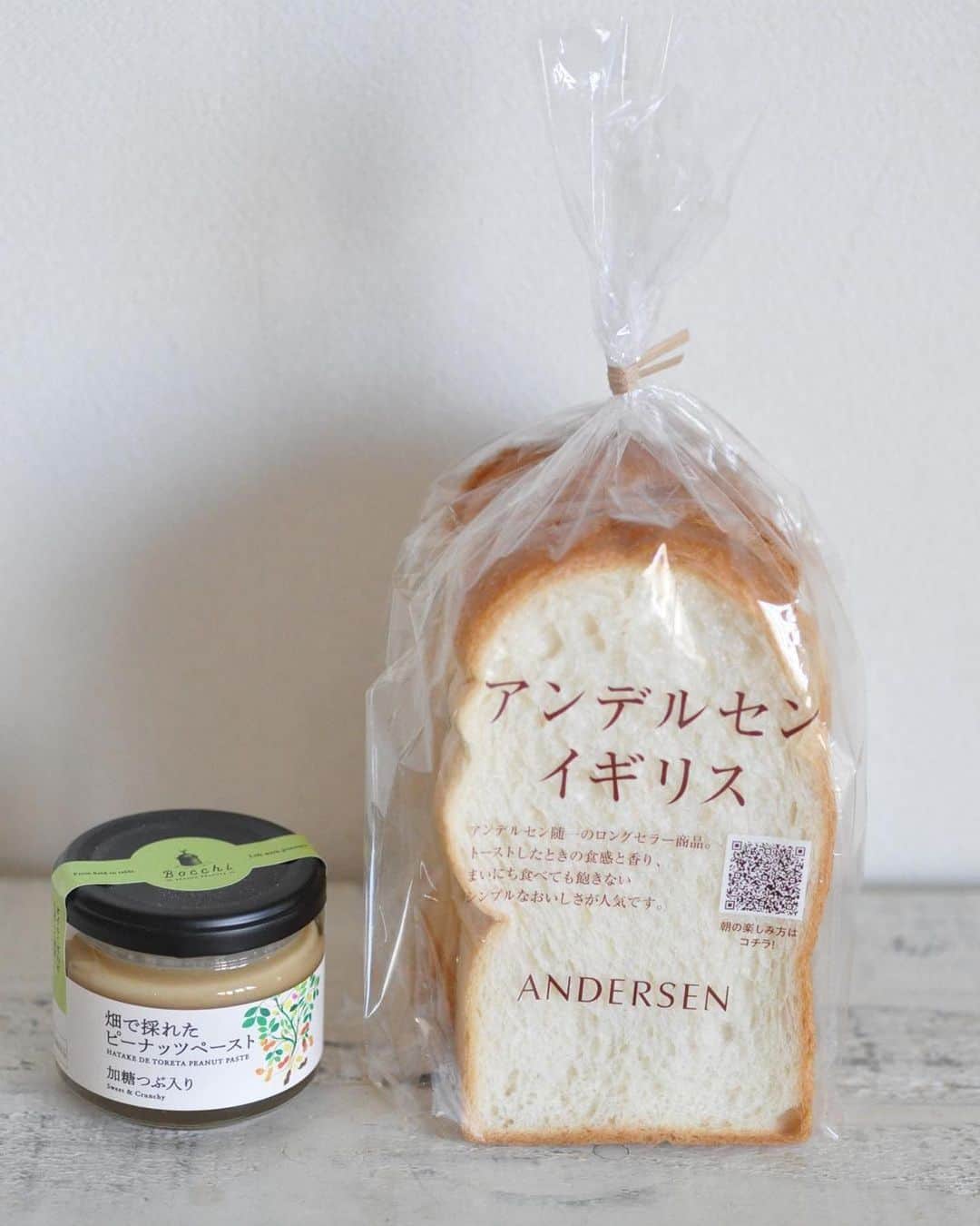 ANDERSEN アンデルセンさんのインスタグラム写真 - (ANDERSEN アンデルセンInstagram)「masayo_sanさんの朝ごはんは 「畑で採れたピーナッツペースト」を たっぷり塗ったトースト。 ⁡ シンプルなイギリスパンに 粒々のピーナッツペーストを組み合わせて… ⁡ いつものトーストに塗るだけで、 おいしさが広がります。 ⁡ 皆さまもぜひ、お試しください。 ⁡ by @masayo_san  ⁡ なんてことない 朝ごはんだけど･･･ @andersen_official_jp の アンデルセンイギリスが ある朝は美味しい時間♪ ・ 飽きのこないシンプルな イギリスパン。 やっぱり美味しい〜。 ピーナッツペーストを たっぷりと塗って。 これまた美味しい^^ 粒々感とピーナッツの風味が たまりません！ ・ ・  #イギリスパン #アンデルセンイギリス #アンデルセン #アンデルセンのパン #山型パン #山型食パン #ピーナッツペースト #ピーナッツ #落花生 #千葉 #トースト #トースト部 #トーストアレンジ #パン好き #パン好きな人と繋がりたい #パンスタグラム #パンのある暮らし #パンのある生活 #ヒュッゲ #hygge  #andersen」3月23日 8時44分 - andersen_official_jp