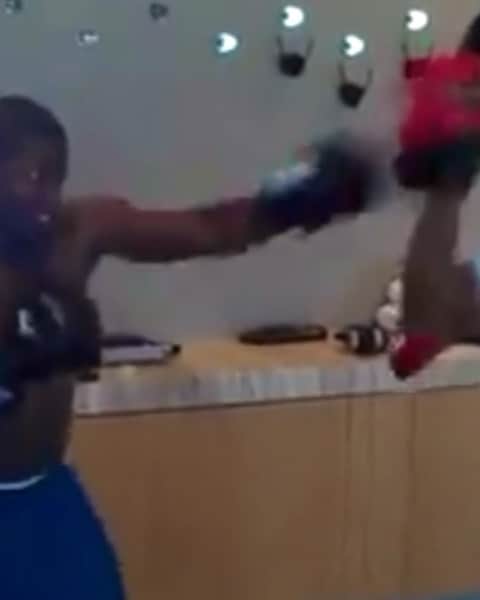 フロイド・メイウェザー・ジュニアのインスタグラム：「@kevinhart4real  got hands」